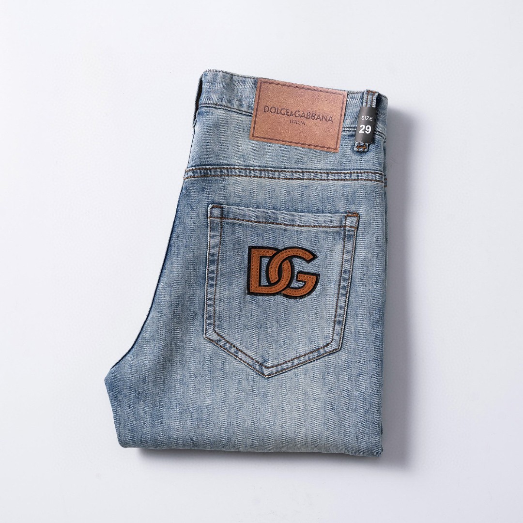 NO:446279,DG 2025 spring and summer men's original single casual jeans, heavy recommendation!  Quality 'Niu Beer' This model uses original exclusive fabric!  The craftsmanship is top-notch, and the design of Eagle Head logo hardware decoration!  The three-dimensional sense is extremely stunning and stunning. The pattern is presented by the iconic brand pattern. It has a very distinctive and high-end and fashionable look, which strongly demonstrates the identity!  In addition, it has a lot of cotton feel, both comfort and breathability, extremely delicate touch, and excellent skin-friendly!  The details are perfect, with all kinds of exquisite and exquisite, with a strong sense of styling, full of upper body styles, and belongs to the unique type on the market!  Size 29-38, jeans,alexander wang19860909DG 2025春夏男士原单休闲牛仔裤,重磅推荐！品质“牛啤” 此款所运用原版专属面料！还是工艺都堪称顶尖,设计鹰头logo五金修饰！立体感极强,视觉极其惊艳震撼,图案由标志性的品牌图案呈现,辨识度非常鲜明且高级时髦,有力彰显身份！此外棉感十足,舒适性与透气性兼备,触感极为细腻,亲肤性绝佳！细节完美如斯,各种精湛考究 造型感极强,上身型款十足,属于市面独一无二的类型！尺码29-38,,jeans,alexander wang,Men's clothing