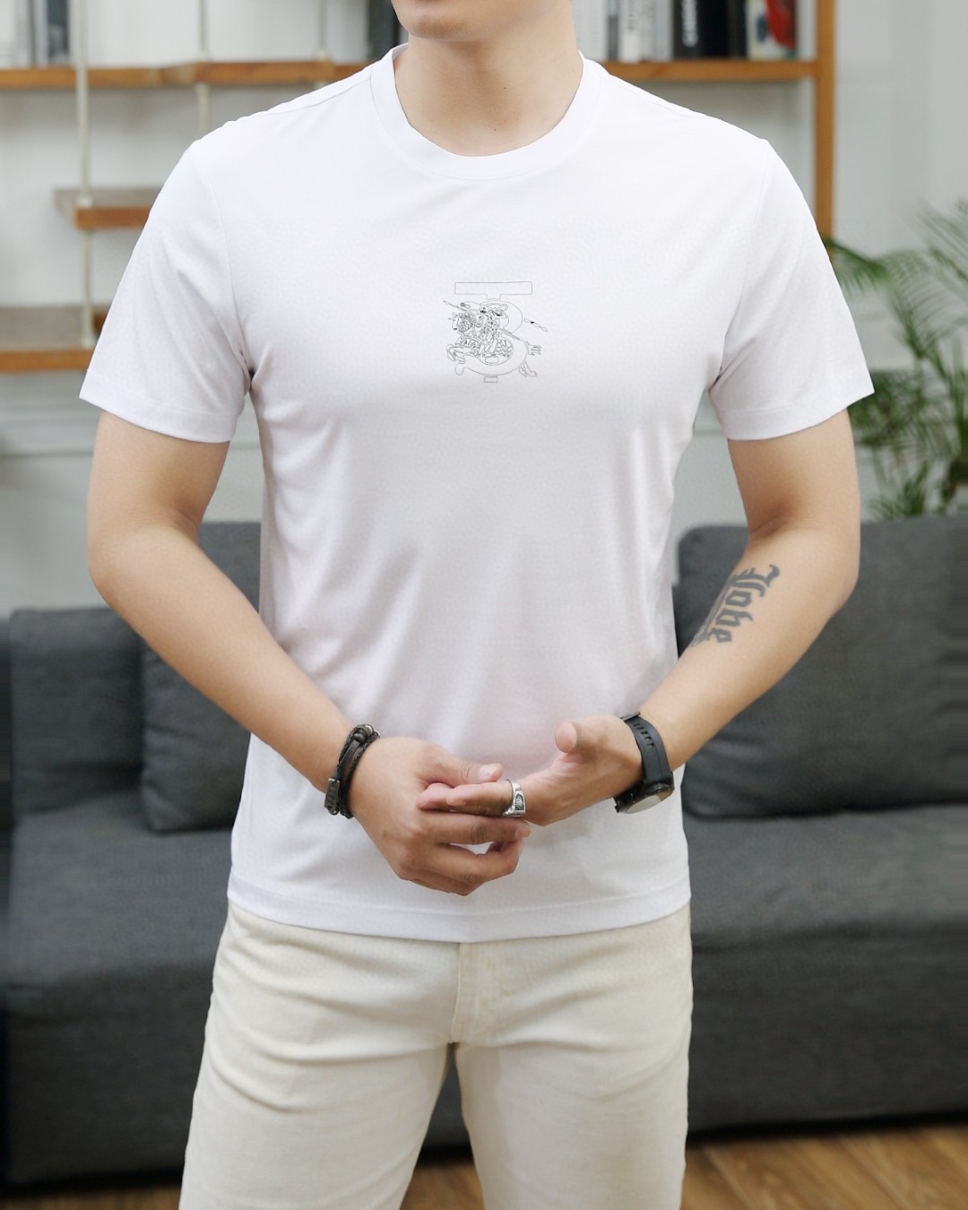 NO:413353,Burberry's new summer 2025 fashion round neck short sleeves are made of high-end Yuchan silk fabric. The classic round neck style is unique and cool. The luxurious classic jacquard logo design is versatile. Adhering to the traditional fashion charm of the big brand, the unique line design exudes a strong British style, which is very modern and inherits the traditional concept. The precious fabric is smoother, soft, comfortable and breathable. The exquisite craftsmanship and three-dimensional tailoring style bring texture enjoyment. The counter size M-3XL was shipped on the same day!  ,burberry,T-shirt,alexander wang19860909巴宝莉 2025夏季新品时尚圆领短袖采用高档玉婵丝面料 经典圆领款式独特又清凉 奢华经典提花logo设计百搭气质 秉承大牌的传统时尚魅力,独有的线条设计散发着浓郁的英伦风情,极具现代感亦承袭了传统理念.珍贵面料更加光滑,手感柔顺舒适透气 精湛工艺,立体剪裁风格带来质感享受.专柜尺码M-3XL,当天出货！,,burberry,T-shirt,alexander wang,Men's clothing