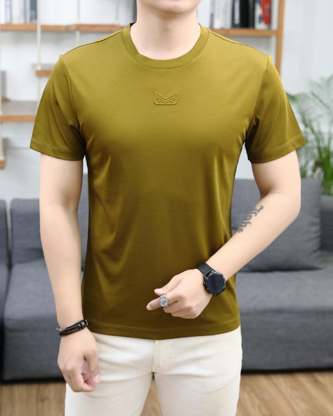 NO:413360,Fendi 2025 summer new product fashionable round neck short sleeves are made of high-end Yuchan silk fabric. The classic round neck style is unique and cool. The luxurious classic jacquard logo design is versatile. Adhering to the traditional fashion charm of big brands, the unique line design exudes a strong British style, which is very modern and inherits the traditional concept. The precious fabric is smoother, soft, comfortable and breathable. The exquisite craftsmanship and three-dimensional tailoring style bring texture enjoyment. The counter size M-3XL was shipped on the same day!  ,fendi,T-shirt,alexander wang19860909芬迪 2025夏季新品时尚圆领短袖采用高档玉婵丝面料 经典圆领款式独特又清凉 奢华经典提花logo设计百搭气质 秉承大牌的传统时尚魅力,独有的线条设计散发着浓郁的英伦风情,极具现代感亦承袭了传统理念.珍贵面料更加光滑,手感柔顺舒适透气 精湛工艺,立体剪裁风格带来质感享受.专柜尺码M-3XL,当天出货！,,fendi,T-shirt,alexander wang,Men's clothing