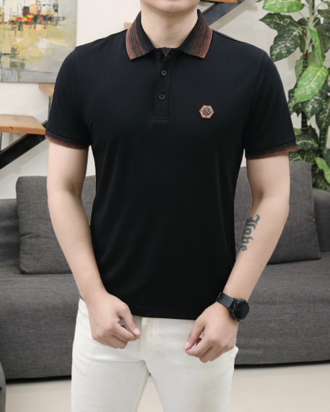 NO:446240,LP cotton embroidery POLO shirt fabric selection: Use bead-ground mesh fabric cotton fabric, double rib knitting technology to form a honeycomb-like three-dimensional texture with alternating concave and convex surface, and a fine mesh structure to enhance its breathability. The cotton yarn raw material retains its natural skin-friendly nature, removes short fiber impurities through combing process, improves the smoothness of the fabric, and also has the advantages of wear-resistant, wrinkle-resistant, crisp and stylish. Crafts and details The joints of the neckline and the body are reinforced by three-needle and five-wire edge-copying technology to prevent deformation. The buttons are opened, the buttons are manually polished and polished, and the holes are wrapped with silk thread, which is not easy to fall off. The chest is embroidered with classic letter logos, making it more fashionable and brand recognition. Size M-3XL,,loro piano,alexander wang19860909LP 棉质刺绣POLO衫 面料选择: 选用珠地网眼布棉质面料打造,采用双罗纹针织工艺,形成凹凸交替的蜂巢状立体纹理,表面分布细密的网眼结构,增强其透气性.棉纱原料保留了天然的亲肤性,通过精梳工艺去除了短纤维杂质,提升面料平滑度,还有耐磨抗皱,挺括有型等优点. 工艺与细节 领口与衣身接缝处运用三针五线拷边工艺加固,防止变形.纽扣开襟,扣子手工打磨抛光,孔位用丝线缠绕,不易脱落.胸口饰以典藏字母徽标刺绣,使其更具时尚性和品牌辨识度. 尺码M-3XL,,loro piana,alexander wang,Men's clothing