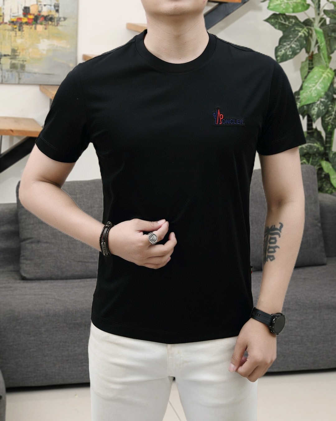 NO:446254,The new 2025 summer style!  Fashionable and casual round neck short-sleeved fashion item design, more fashionable and comfortable, high-standard customization, very stylish upper body, luxurious and classic LOGO pattern on the chest, customer-supplied auxiliary materials, imported high-end custom fabrics with very delicate texture, exquisite details and exquisite craftsmanship, extremely shaping item, can be matched with any fashion, super good style, a must-have item for trendy men. Counter code: M-3XL, shipped on the same day!  , Moncler, T-shirt, alexander wang19860909蒙口/mo 2025夏季新款！时尚休闲圆领短袖时尚单品设计,更加时尚舒适,高标准定制,上身非常有型,胸前奢华经典LOGO图案 客供辅料,客供进口高档定制面料质感非常细腻,细节工艺精湛考究,塑造性极高的一款单品,任何时装都可以搭配,版型超级好 潮男必备单品 专柜码:M-3XL,当天出货！,,Moncler,T-shirt,alexander wang,Men's clothing