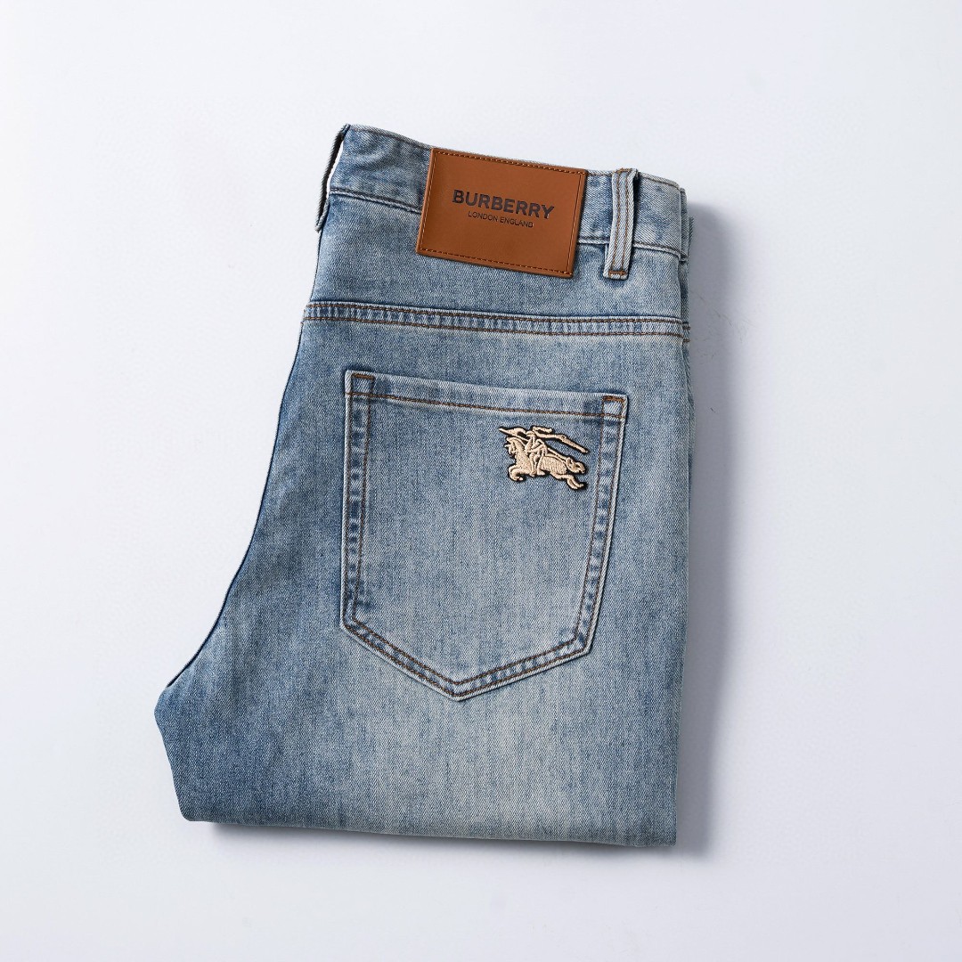 NO:416664,Burberry 2025 spring and summer men's original single casual jeans, heavy recommendation!  Quality 'Niu Beer' This model uses original exclusive fabric!  The craftsmanship is top-notch, and the design of Eagle Head logo hardware decoration!  The three-dimensional sense is extremely stunning and stunning. The pattern is presented by the iconic brand pattern. It has a very distinctive and high-end and fashionable look, which strongly demonstrates the identity!  In addition, it has a lot of cotton feel, both comfort and breathability, extremely delicate touch, and excellent skin-friendly!  The details are perfect, with all kinds of exquisite and exquisite, with a strong sense of styling, full of upper body styles, and belongs to the unique type on the market!  Size 29-38, Burberry, jeans, alexander wang19860909巴宝莉 2025春夏男士原单休闲牛仔裤,重磅推荐！品质“牛啤” 此款所运用原版专属面料！还是工艺都堪称顶尖,设计鹰头logo五金修饰！立体感极强,视觉极其惊艳震撼,图案由标志性的品牌图案呈现,辨识度非常鲜明且高级时髦,有力彰显身份！此外棉感十足,舒适性与透气性兼备,触感极为细腻,亲肤性绝佳！细节完美如斯,各种精湛考究 造型感极强,上身型款十足,属于市面独一无二的类型！尺码29-38,,burberry,jeans,alexander wang,Men's clothing