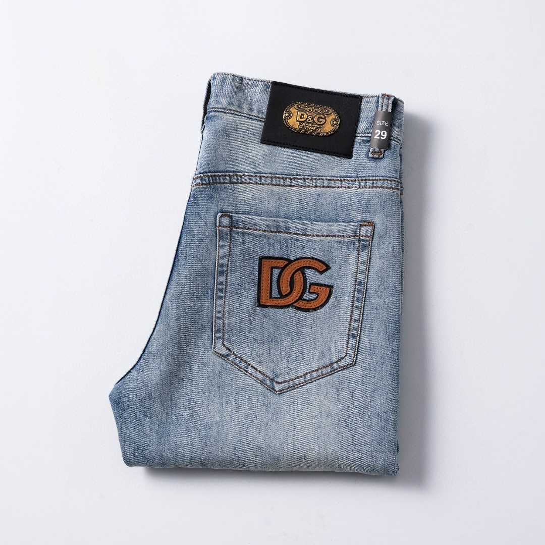 NO:416672,DG 2025 spring and summer men's original single casual jeans, heavy recommendation!  Quality 'Niu Beer' This model uses original exclusive fabric!  The craftsmanship is top-notch, and the design of Eagle Head logo hardware decoration!  The three-dimensional sense is extremely stunning and stunning. The pattern is presented by the iconic brand pattern. It has a very distinctive and high-end and fashionable look, which strongly demonstrates the identity!  In addition, it has a lot of cotton feel, both comfort and breathability, extremely delicate touch, and excellent skin-friendly!  The details are perfect, with all kinds of exquisite and exquisite, with a strong sense of styling, full of upper body styles, and belongs to the unique type on the market!  Size 29-38, jeans,alexander wang19860909DG 2025春夏男士原单休闲牛仔裤,重磅推荐！品质“牛啤” 此款所运用原版专属面料！还是工艺都堪称顶尖,设计鹰头logo五金修饰！立体感极强,视觉极其惊艳震撼,图案由标志性的品牌图案呈现,辨识度非常鲜明且高级时髦,有力彰显身份！此外棉感十足,舒适性与透气性兼备,触感极为细腻,亲肤性绝佳！细节完美如斯,各种精湛考究 造型感极强,上身型款十足,属于市面独一无二的类型！尺码29-38,,jeans,alexander wang,Men's clothing