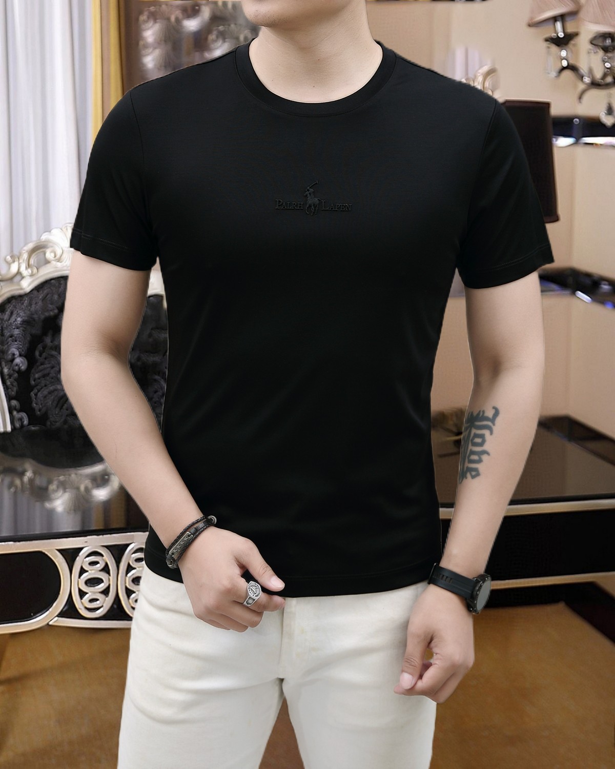 NO:416680,The new 2025 summer fashion round neck short sleeves are made of high-end imported fabrics. The classic round neck style is unique and cool. The luxurious classic logo design is versatile. Adhering to the traditional fashion charm of the big brand, the unique line design exudes a strong British style, which is very modern and inherits the traditional concept. The precious fabric is smoother, the feel is soft, comfortable and breathable. The exquisite craftsmanship and three-dimensional tailoring style bring texture enjoyment. The counter size M-3XL was shipped on the same day!  ,T-shirt,alexander wang19860909拉夫劳伦 2025夏季新品时尚圆领短袖采用高档进口面料 经典圆领款式独特又清凉 奢华经典logo设计百搭气质 秉承大牌的传统时尚魅力,独有的线条设计散发着浓郁的英伦风情,极具现代感亦承袭了传统理念.珍贵面料更加光滑,手感柔顺舒适透气 精湛工艺,立体剪裁风格带来质感享受.专柜尺码M-3XL,当天出货！,,T-shirt,alexander wang,Men's clothing