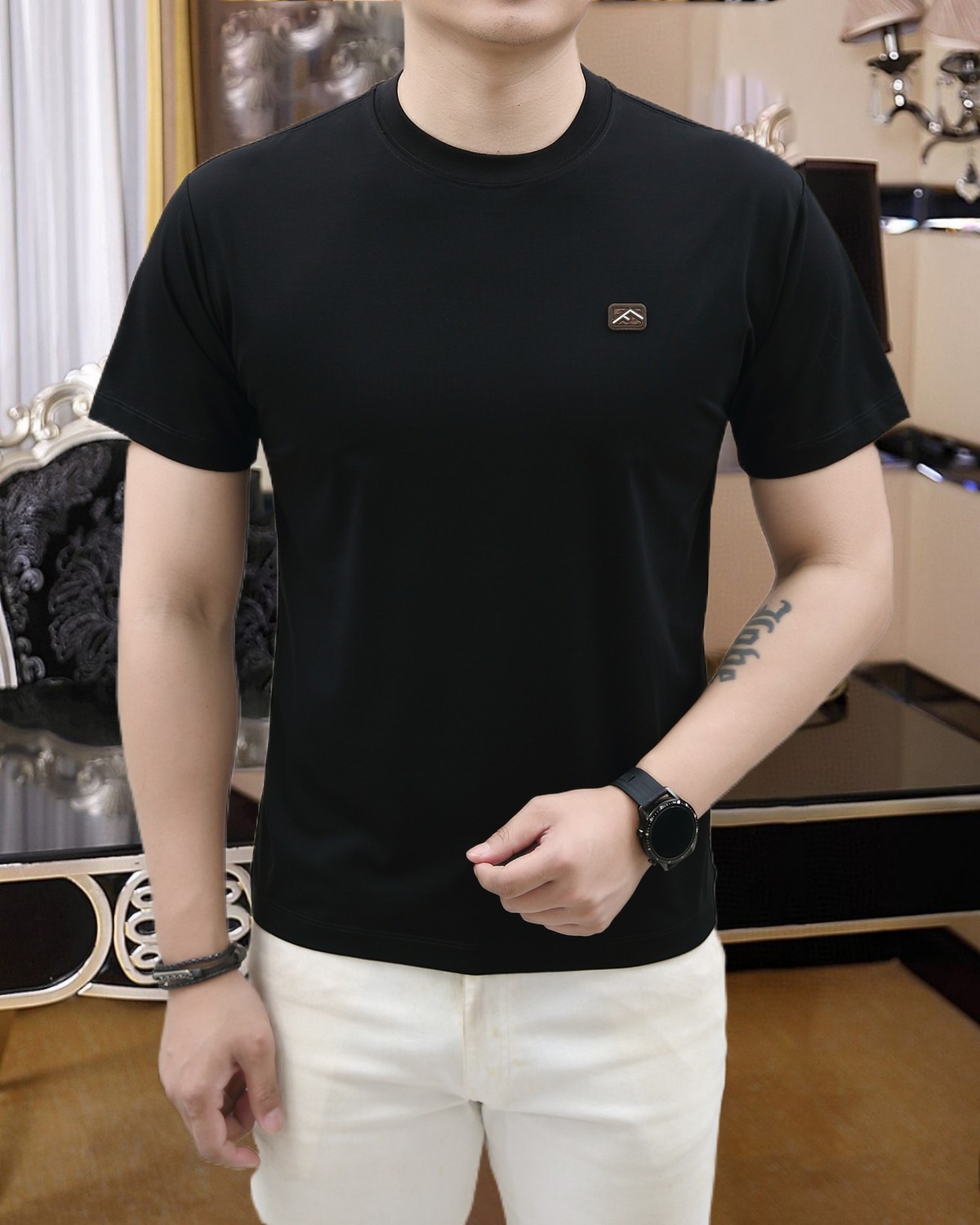 NO:416688,Fendi 2025 summer new product fashionable round neck short sleeves are made of high-end Yuchan silk fabric. The classic round neck style is unique and cool. The luxurious classic logo design is versatile. Adhering to the traditional fashion charm of the big brand, the unique line design exudes a strong British style, which is very modern and inherits the traditional concept. The precious fabric is smoother, the feel is soft, comfortable and breathable. The exquisite craftsmanship and three-dimensional tailoring style bring texture enjoyment. The counter size M-3XL was shipped on the same day!  ,fendi,T-shirt,alexander wang19860909芬迪 2025夏季新品时尚圆领短袖采用高档玉婵丝面料 经典圆领款式独特又清凉 奢华经典logo设计百搭气质 秉承大牌的传统时尚魅力,独有的线条设计散发着浓郁的英伦风情,极具现代感亦承袭了传统理念.珍贵面料更加光滑,手感柔顺舒适透气 精湛工艺,立体剪裁风格带来质感享受.专柜尺码M-3XL,当天出货！,,fendi,T-shirt,alexander wang,Men's clothing