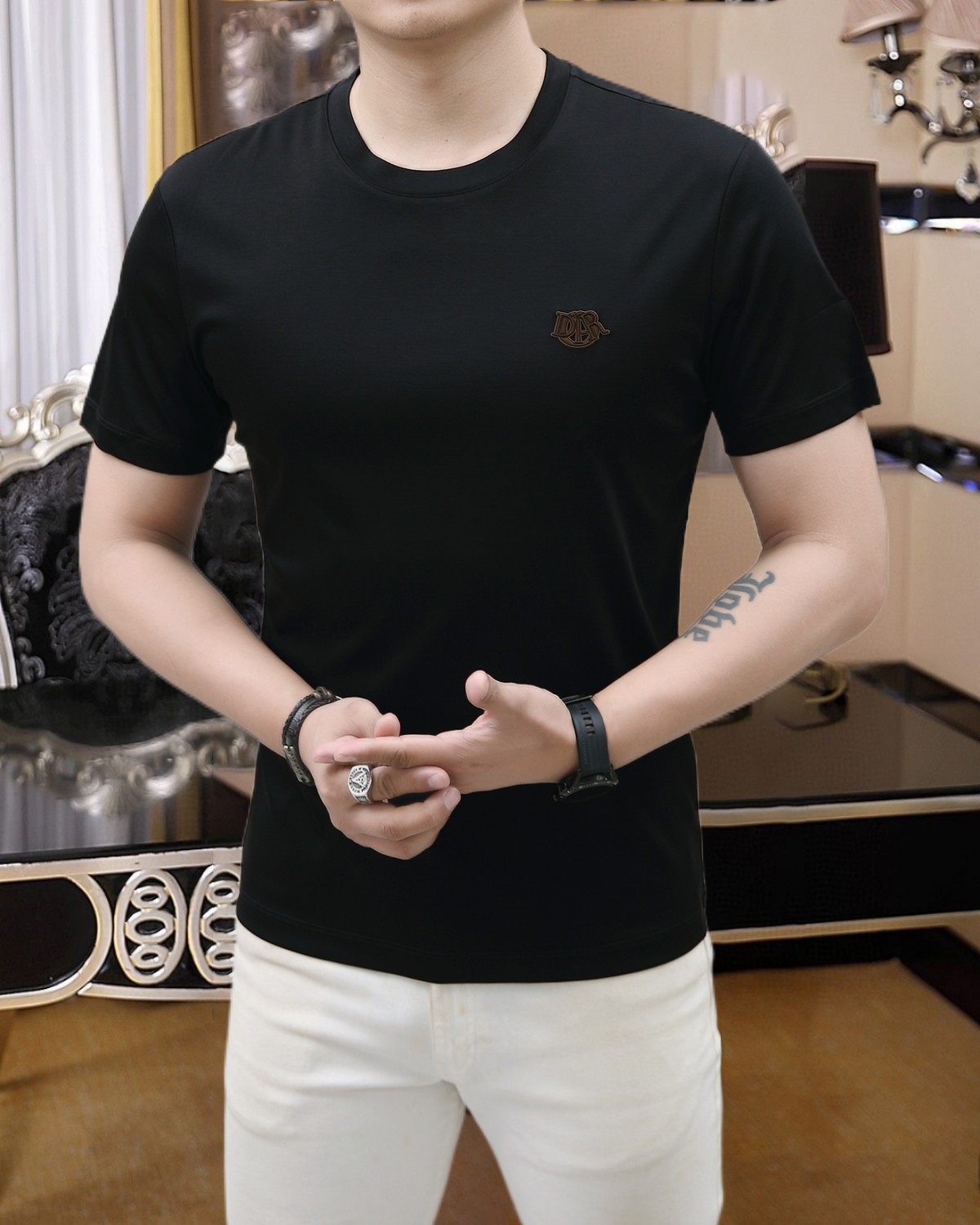 NO:416724,Dior 2025 summer new model!  Fashionable and casual round neck short-sleeved fashion item design, more fashionable and comfortable, high-standard customization, very stylish upper body, luxurious and classic LOGO pattern on the chest, customer-supplied auxiliary materials, imported high-end custom fabrics with very delicate texture, exquisite details and exquisite craftsmanship, extremely shaping item, can be matched with any fashion, super good style, a must-have item for trendy men. Counter code: M-3XL, shipped on the same day!  ,dior,T-shirt,alexander wang19860909迪奥 2025夏季新款！时尚休闲圆领短袖时尚单品设计,更加时尚舒适,高标准定制,上身非常有型,胸前奢华经典LOGO图案 客供辅料,客供进口高档定制面料质感非常细腻,细节工艺精湛考究,塑造性极高的一款单品,任何时装都可以搭配,版型超级好 潮男必备单品 专柜码:M-3XL,当天出货！,,dior,T-shirt,alexander wang,Men's clothing