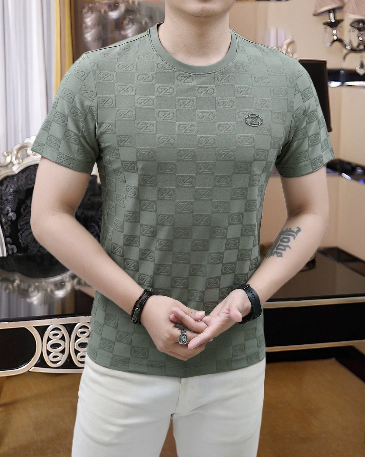 NO:416707,Zenia 2025 Fendi Men's Fashion Jacquard Short-Sleeve T-shirt is made of high-end jacquard fabric, classic round neck, unique and cool, luxurious classic brand logo design is versatile, adhering to the traditional fashion charm of big brands, the unique double F arrangement jacquard line design exudes a strong British style, which is very modern and inherits the traditional concept. The precious fabric is smoother, soft, comfortable and breathable, and the high elasticity, exquisite craftsmanship, and three-dimensional tailoring style brings texture enjoyment. Size M-3XL, fendi,zegna, T-shirt,tees, t-shirt,alexander wang19860909杰尼亚 2025芬迪男士时尚提花短袖T恤 采用高档提花面料 经典圆领 独特又清凉 奢华经典品牌logo设计百搭气质 秉承大牌的传统时尚魅力,独有的双F排列提花线条设计散发着浓郁的英伦风情,极具现代感亦承袭了传统理念.珍贵面料更加光滑,手感柔顺舒适透气 高弹力,精湛工艺,立体剪裁风格带来质感享受..尺码M-3XL,,fendi,zegna,T-shirt,tees，t-shirt,alexander wang,Men's clothing
