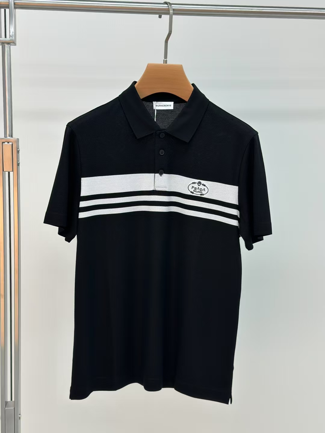 NO:446289,Prada 2025 spring and summer counter latest top-grade mulberry silk short-sleeved polo shirt lapel T-shirt high-end customization and avant-garde design!  Heavy craft design, high-end customized fabric, soft feel, comfortable to wear, exquisite counter-level car line, fine workmanship, invincible and handsome upper body effect!  A must-have item for handsome men!  Number of code M-3XL (178 140 catties wear L slim fit maximum wear 190 catties), prada, T-shirt, tees, t-shirt, alexander wang19860909普拉达 2025春夏专柜最新款顶级桑蚕丝短袖polo衫翻领T恤 高端订制 设计前卫！重工艺设计 高端订制面料.手感柔软.穿着舒适.专柜级别精致车线.做工精细.上身效果无敌帅气！型男必备单品！码数M-3XL（178 140斤穿L修身 最大穿190斤）,,prada,T-shirt,tees，t-shirt,alexander wang,Men's clothing