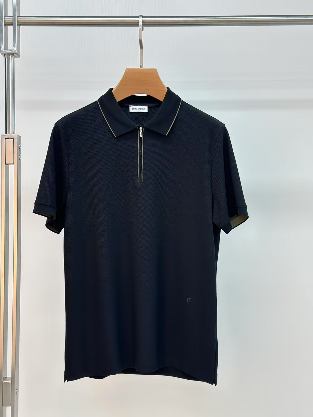 NO:446330,TF 2025 Spring and Summer Counter Latest Top Mulberry Silk Short-Sleeve Polo Sweater Lapel T-shirt High-end Customized Design Avant-garde!  Heavy craft design, high-end customized fabric, soft feel, comfortable to wear, exquisite counter-level car line, fine workmanship, invincible and handsome upper body effect!  A must-have item for handsome men!  Number of code M-3XL (178 140 catties wear L slim fit maximum wear 190 catties),,tom ford,T-shirt,tees,t-shirt,alexander wang19860909TF 2025春夏专柜最新款顶级桑蚕丝短袖polo衫翻领T恤 高端订制 设计前卫！重工艺设计 高端订制面料.手感柔软.穿着舒适.专柜级别精致车线.做工精细.上身效果无敌帅气！型男必备单品！码数M-3XL（178 140斤穿L修身 最大穿190斤）,,tom ford,T-shirt,tees，t-shirt,alexander wang,Men's clothing