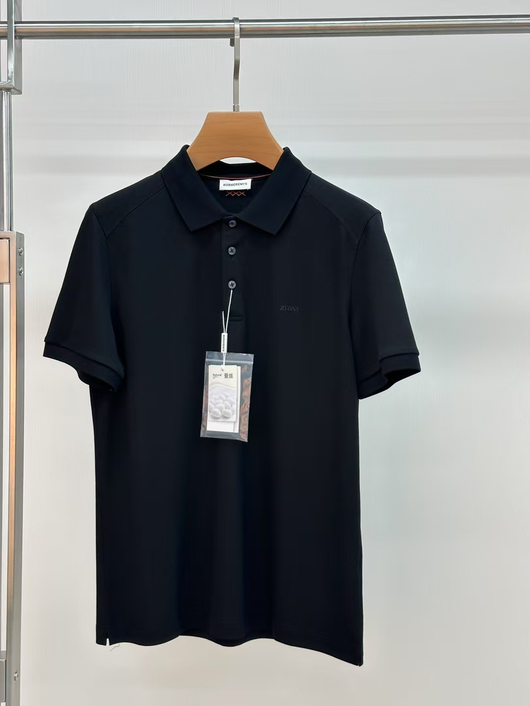 NO:446323,Jenia's latest top-quality mulberry silk short-sleeved polo shirt lapel T-shirt in 2025 spring and summer counter, high-end customization and avant-garde design!  Heavy craft design, high-end customized fabric, soft feel, comfortable to wear, exquisite counter-level car line, fine workmanship, invincible and handsome upper body effect!  A must-have item for handsome men!  Number of code M-3XL (178 140 catties wear L slim fit maximum wear 190 catties), zegna, T-shirt,tees, t-shirt,alexander wang19860909杰尼亚 2025春夏专柜最新款顶级桑蚕丝短袖polo衫翻领T恤 高端订制 设计前卫！重工艺设计 高端订制面料.手感柔软.穿着舒适.专柜级别精致车线.做工精细.上身效果无敌帅气！型男必备单品！码数M-3XL（178 140斤穿L修身 最大穿190斤）,,zegna,T-shirt,tees，t-shirt,alexander wang,Men's clothing