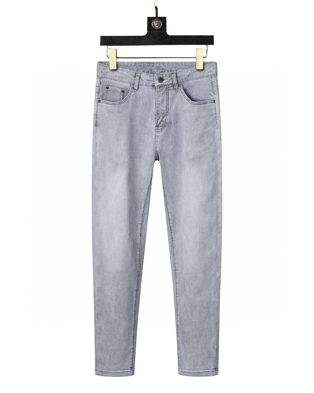 NO:446309,Burberry 2025 spring and summer men's original single casual jeans, heavy recommendation!  Quality 'Niu Beer' This model uses original exclusive fabric!  The craftsmanship is top-notch, and the design of Eagle Head logo hardware decoration!  The three-dimensional sense is extremely stunning and stunning. The pattern is presented by the iconic brand pattern. It has a very distinctive and high-end and fashionable look, which strongly demonstrates the identity!  In addition, it has a lot of cotton feel, both comfort and breathability, extremely delicate touch, and excellent skin-friendly!  The details are perfect, with all kinds of exquisite and exquisite, with a strong sense of styling, full of upper body styles, and belongs to the unique type on the market!  Size 29-38, Burberry, jeans, alexander wang19860909巴宝莉 2025春夏男士原单休闲牛仔裤,重磅推荐！品质“牛啤” 此款所运用原版专属面料！还是工艺都堪称顶尖,设计鹰头logo五金修饰！立体感极强,视觉极其惊艳震撼,图案由标志性的品牌图案呈现,辨识度非常鲜明且高级时髦,有力彰显身份！此外棉感十足,舒适性与透气性兼备,触感极为细腻,亲肤性绝佳！细节完美如斯,各种精湛考究 造型感极强,上身型款十足,属于市面独一无二的类型！尺码29-38,,burberry,jeans,alexander wang,Men's clothing