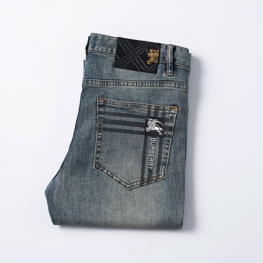 NO:446297,Burberry 2025 spring and summer men's original single casual jeans, heavy recommendation!  Quality 'Niu Beer' This model uses original exclusive fabric!  The craftsmanship is top-notch, and the design of Eagle Head logo hardware decoration!  The three-dimensional sense is extremely stunning and stunning. The pattern is presented by the iconic brand pattern. It has a very distinctive and high-end and fashionable look, which strongly demonstrates the identity!  In addition, it has a lot of cotton feel, both comfort and breathability, extremely delicate touch, and excellent skin-friendly!  The details are perfect, with all kinds of exquisite and exquisite, with a strong sense of styling, full of upper body styles, and belongs to the unique type on the market!  Size 29-38, Burberry, jeans, alexander wang19860909巴宝莉 2025春夏男士原单休闲牛仔裤,重磅推荐！品质“牛啤” 此款所运用原版专属面料！还是工艺都堪称顶尖,设计鹰头logo五金修饰！立体感极强,视觉极其惊艳震撼,图案由标志性的品牌图案呈现,辨识度非常鲜明且高级时髦,有力彰显身份！此外棉感十足,舒适性与透气性兼备,触感极为细腻,亲肤性绝佳！细节完美如斯,各种精湛考究 造型感极强,上身型款十足,属于市面独一无二的类型！尺码29-38,,burberry,jeans,alexander wang,Men's clothing