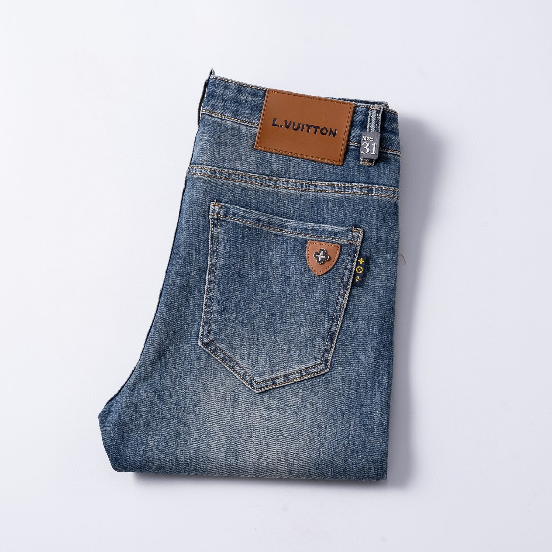 NO:446293,LV 2025 spring and summer men's original single casual jeans, heavy recommendation!  Quality 'Niu Beer' This model uses original exclusive fabric!  The craftsmanship is top-notch, and the design of Eagle Head logo hardware decoration!  The three-dimensional sense is extremely stunning and stunning. The pattern is presented by the iconic brand pattern. It has a very distinctive and high-end and fashionable look, which strongly demonstrates the identity!  In addition, it has a lot of cotton feel, both comfort and breathability, extremely delicate touch, and excellent skin-friendly!  The details are perfect, with all kinds of exquisite and exquisite, with a strong sense of styling, full of upper body styles, and belongs to the unique type on the market!  Size 29-38, louis vuitton,jeans,alexander wang19860909LV 2025春夏男士原单休闲牛仔裤,重磅推荐！品质“牛啤” 此款所运用原版专属面料！还是工艺都堪称顶尖,设计鹰头logo五金修饰！立体感极强,视觉极其惊艳震撼,图案由标志性的品牌图案呈现,辨识度非常鲜明且高级时髦,有力彰显身份！此外棉感十足,舒适性与透气性兼备,触感极为细腻,亲肤性绝佳！细节完美如斯,各种精湛考究 造型感极强,上身型款十足,属于市面独一无二的类型！尺码29-38,,louis vuitton,jeans,alexander wang,Men's clothing