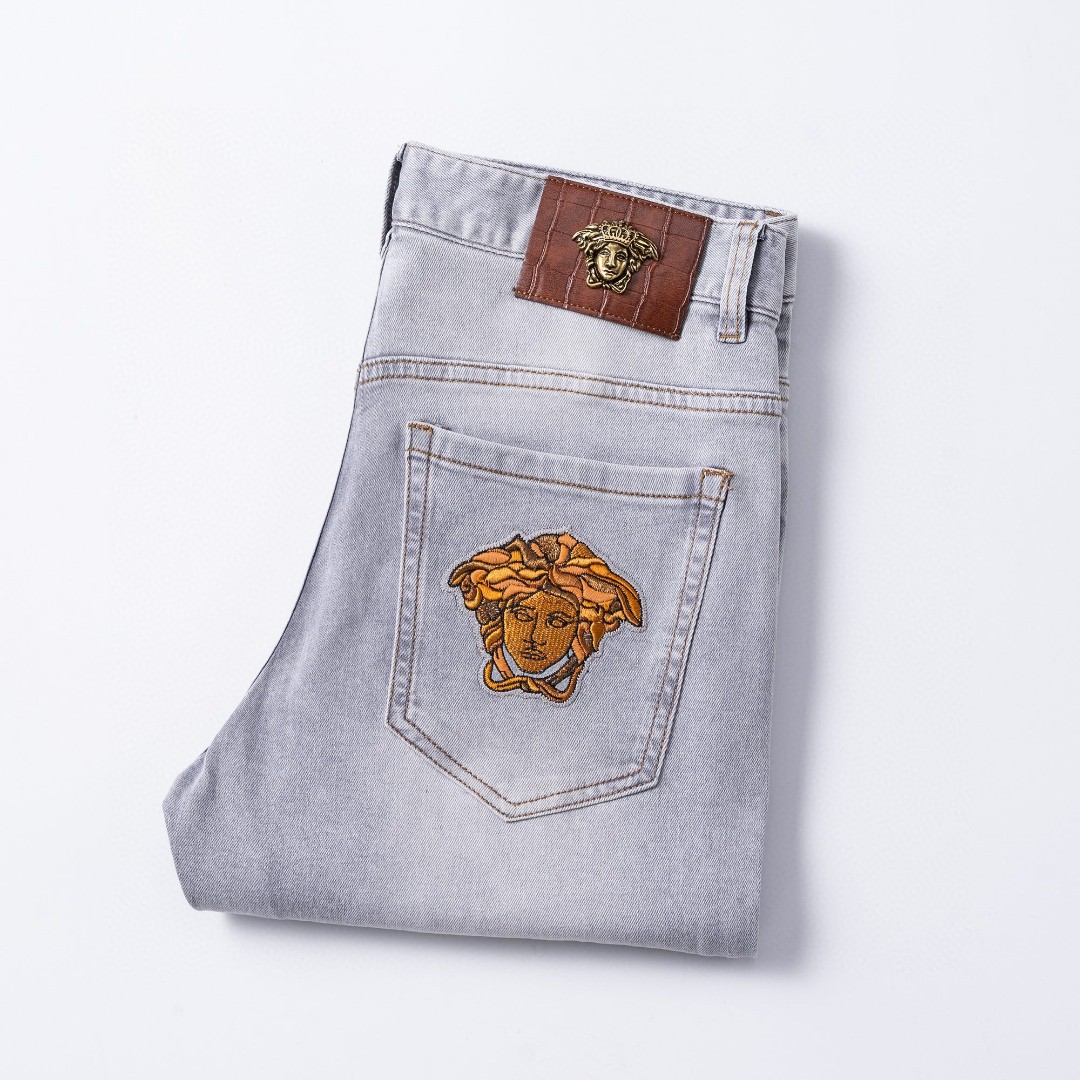 NO:432987,Versace Men's jeans original original cloth original wash water!  Imported original wash elastic fabrics, complex handicrafts superimposed, any wash process will become a completely different color effect after a few more seconds, so it is more precious, especially long-lasting and odor-resistant... Use the best tannin elastic texture, genuine leather leather cards, high-quality metal accessories... to create a unique and original jeans style!  Original hardware accessories, super positive style, comfortable and breathable, extremely high grade, counter quality, and handsome upper body. Number of 29-38, versace, jeans, alexander wang19860909范思哲 男士牛仔裤原厂原布原洗水！进口原版水洗弹力面料,复杂的手工艺叠加,任何一个洗水环节多停留几秒都会变成完全不一样的颜色效果,所以越加珍贵,特别持久、耐味…… 选用上乘的丹宁弹力质感,真皮皮牌、高定的金属辅料……打造出独特及原创的牛仔裤款型！原版五金辅料,版型超正,舒适透气,档次极高,专柜品质,上身帅气十足. 码数29-38,,versace,jeans,alexander wang,Men's clothing