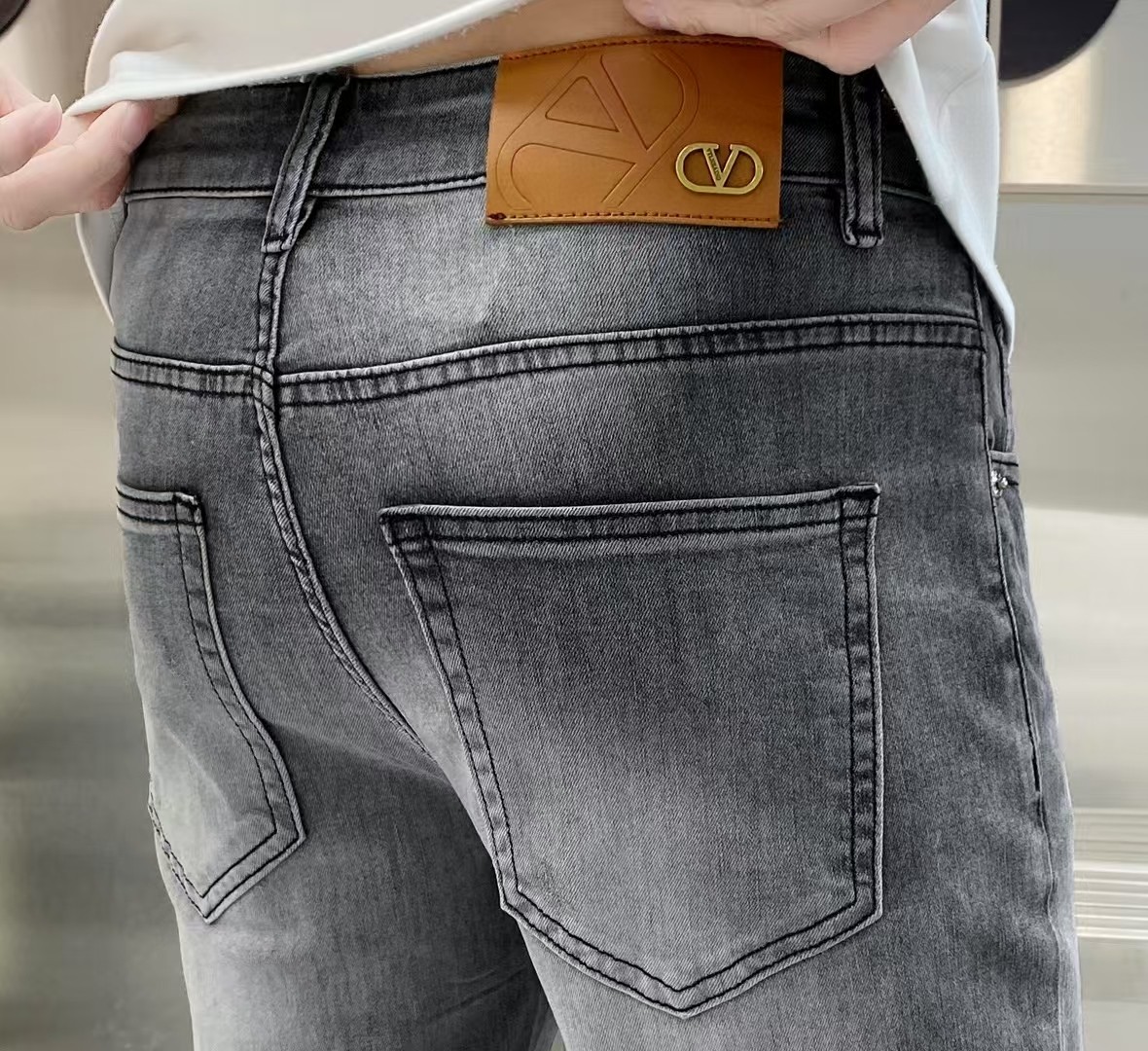 NO:433003,Valentino Men's Jeans Original Original Fabric Original Wash Water!  Imported original wash elastic fabrics, complex handicrafts superimposed, any wash process will become a completely different color effect after a few more seconds, so it is more precious, especially long-lasting and odor-resistant... Use the best tannin elastic texture, genuine leather leather cards, high-quality metal accessories... to create a unique and original jeans style!  Original hardware accessories, super positive style, comfortable and breathable, extremely high grade, counter quality, and handsome upper body. Number of 29-38, valentino, jeans, alexander wang19860909华伦天奴 男士牛仔裤原厂原布原洗水！进口原版水洗弹力面料,复杂的手工艺叠加,任何一个洗水环节多停留几秒都会变成完全不一样的颜色效果,所以越加珍贵,特别持久、耐味…… 选用上乘的丹宁弹力质感,真皮皮牌、高定的金属辅料……打造出独特及原创的牛仔裤款型！原版五金辅料,版型超正,舒适透气,档次极高,专柜品质,上身帅气十足. 码数29-38,,valentino,jeans,alexander wang,Men's clothing