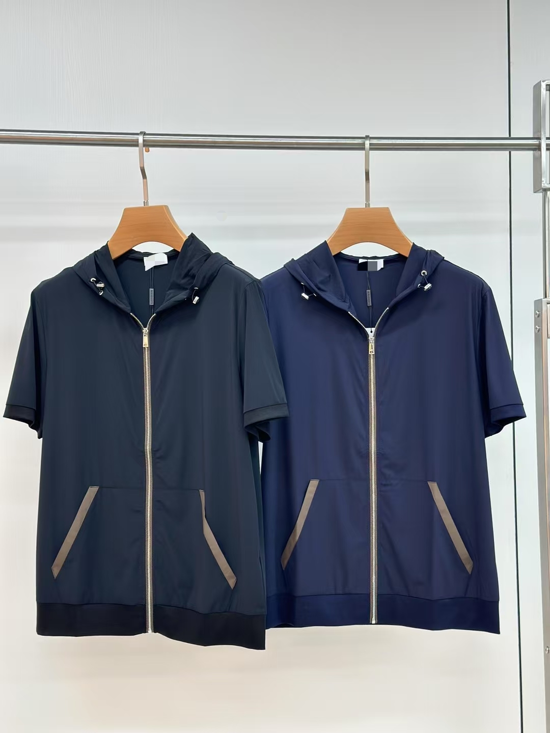 NO:432977,High-quality Jenia 1965ss Spring and Summer counter fashionable hooded cardigan T-shirt, casual and fashionable outside, essential for inner wear, comfortable and beautiful, visible on the upper body, customized imported high-end fabric, delicate and silky feel, close-fitting and comfortable without thorning, fashionable and stylish counter logo design is very unique, original quality and craftsmanship, perfect three-dimensional slim tailoring, lock edge sewing plates are very rigorous and exquisite, absolutely first-line OEM requirements!  Don't miss it, male gods!  Complete three standards!  Size M-3XL (model 176/catties upper body L size), zegna,tees, t-shirt,hats,alexander wang19860909高品质 杰尼亚 1965ss春夏专柜时尚大爆款连帽开衫T恤,休闲时尚外穿 内搭必备款,舒适好看上身可见 定制进口高端面料,手感细腻丝滑,贴身舒适不扎肉,穿着时尚有型专柜标志设计非常独特,原版品质与工艺 完美立体修身剪裁 锁边缝盘都非常严谨考究 绝对一线代工要求！男神们别错过！ 三标齐全！尺码 M-3XL（模特176/斤上身L码）,,zegna,tees，t-shirt,hats,alexander wang,Men's clothing