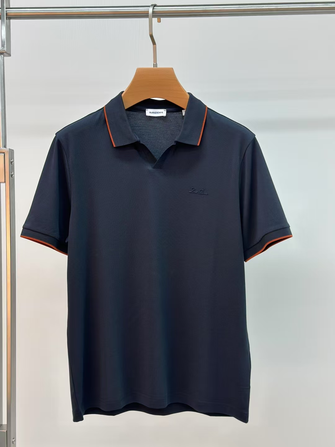 NO:432985,High-quality Gucci Spring and summer counter latest top-grade mulberry silk short-sleeved polo shirt lapel T-shirt high-end customization and avant-garde design!  Heavy craft design, high-end customized fabric, soft feel, comfortable to wear, exquisite counter-level car line, fine workmanship, invincible and handsome upper body effect!  A must-have item for handsome men!  Number of code M-3XL (178 140 catties wear L slim fit maximum wear 190 catties), gucci, T-shirt, tees, t-shirt, alexander wang19860909高品质 古驰 春夏专柜最新款顶级桑蚕丝短袖polo衫翻领T恤 高端订制 设计前卫！重工艺设计 高端订制面料.手感柔软.穿着舒适.专柜级别精致车线.做工精细.上身效果无敌帅气！型男必备单品！码数M-3XL（178 140斤穿L修身 最大穿190斤）,,gucci,T-shirt,tees，t-shirt,alexander wang,Men's clothing