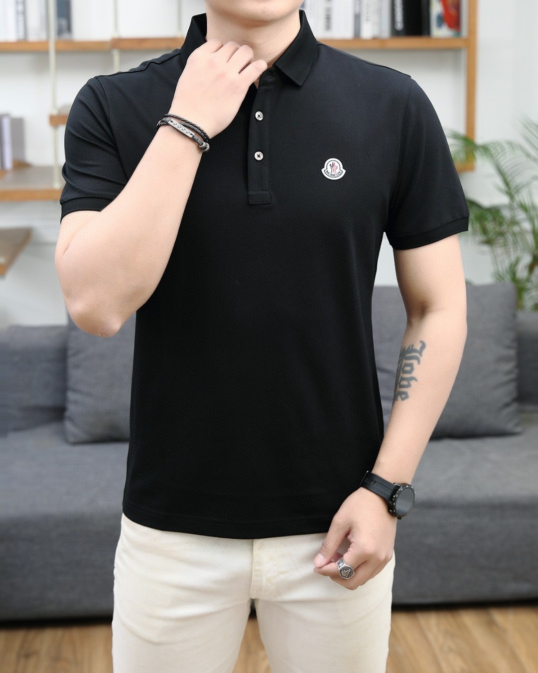 NO:459564,New spring and summer 2025 style!  Recommended travel and vacation!  Cabinets are on sale!  Men's logo patch short-sleeved Polo shirt Classic style, collar and cuff contrasting embellishment, not exaggerated, but also well highlights the highlights of details. Combined tailoring, the chest is decorated with logo embellishment, making the whole more detailed. Combined style, the fabric is made of cotton-gauze material, comfortable, skin-friendly, breathable, and a style that is very practical for commuting and leisure. Highly recommended. Color Black Blue Size M-3XL Try on 172-148 wear L slim size M-3XL, Moncler, T-shirt, alexander wang19860909蒙口 2025春夏新款！旅游度假推荐！ 柜在售！男士标识贴片短袖Polo衫 经典款 领口袖口撞色点缀 不夸张的同时又能很好彰显细节亮点 合体的剪裁 胸口饰以徽标点缀 让整体更具细节感 合体的版型,面料采用全棉珠地料,舒适,亲肤,透气好,平时通勤休闲都很实穿的一款 强烈推荐 颜色 黑色 蓝色 码数 M-3XL 试穿172-148穿L修身尺码M-3XL,,Moncler,T-shirt,alexander wang,Men's clothing