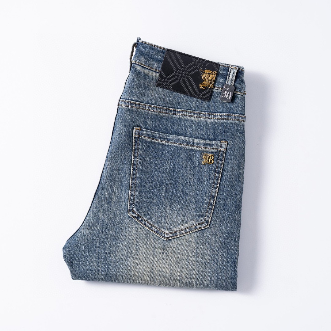 NO:420395,Burberry's official counter is available at the same time, original singles are ruthless, super stylish jeans, customized original washing denim fabric, unique design, top-grade printing craft letter pattern logo, original hardware and auxiliary decoration, extremely superior jeans, the materials and craftsmanship are extremely luxurious and exquisite, extremely high-end, handsome and stylish, recommended, digits 29-38, burberry, jeans, alexander wang19860909巴宝莉 官网专柜同步有售,原单狠货,超级有范儿的一款牛仔裤,定制原版水洗牛仔面料,独特设计,顶级印花工艺字母图案logo,原版五金辅料装饰,极为翘楚的一款牛仔裤,用料与工艺都极致奢华精湛,档次极高,上身帅气有型,推荐,码数29—38,,burberry,jeans,alexander wang,Men's clothing