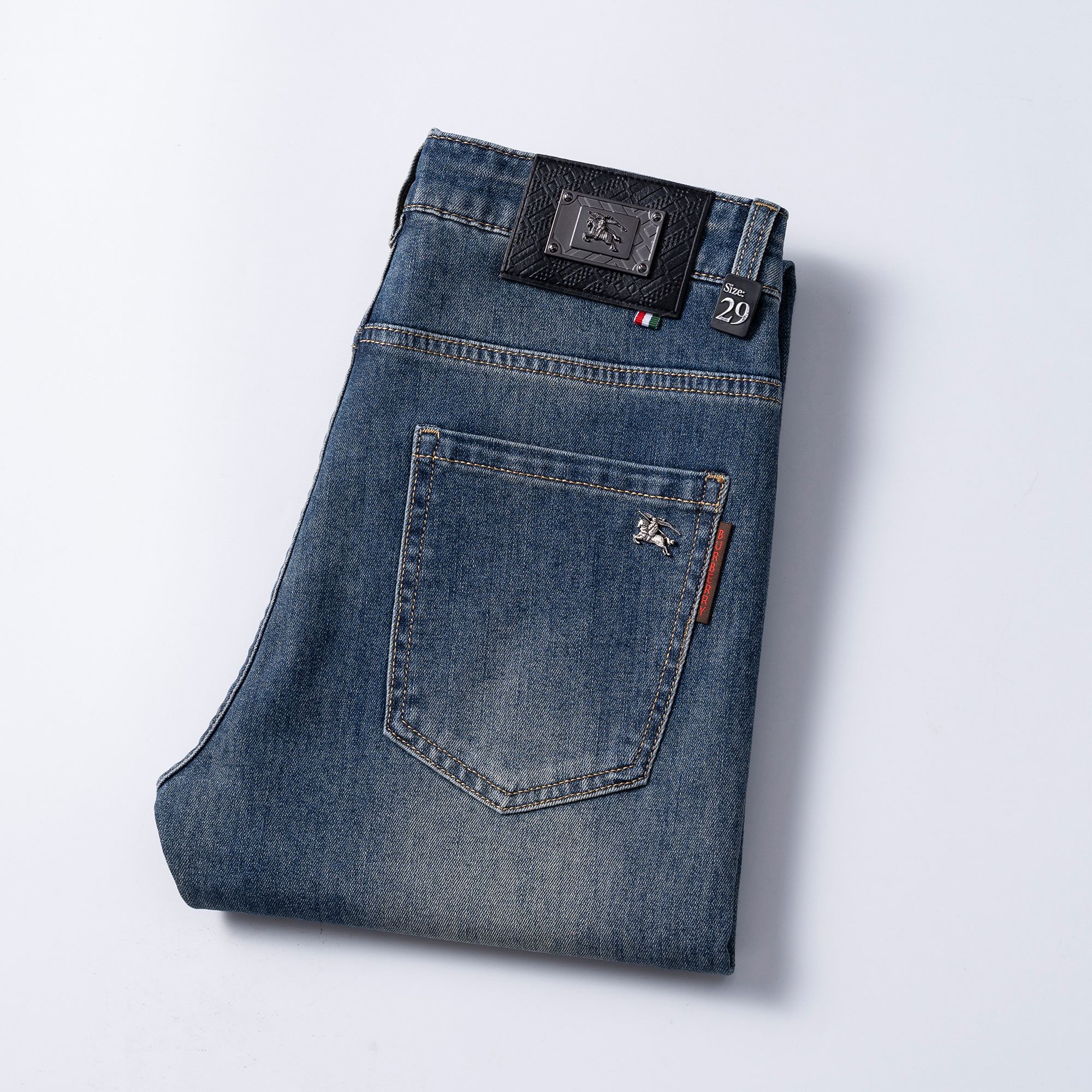 NO:439851,Burberry 2025 spring and summer men's original single casual jeans, heavy recommendation!  Quality 'Niu Beer' This model uses original exclusive fabric!  The craftsmanship is top-notch, and the design of Eagle Head logo hardware decoration!  The three-dimensional sense is extremely stunning and stunning. The pattern is presented by the iconic brand pattern. It has a very distinctive and high-end and fashionable look, which strongly demonstrates the identity!  In addition, it has a lot of cotton feel, both comfort and breathability, extremely delicate touch, and excellent skin-friendly!  The details are perfect, with all kinds of exquisite and exquisite, with a strong sense of styling, full of upper body styles, and belongs to the unique type on the market!  Size 29-38, Burberry, jeans, alexander wang19860909巴宝莉 2025春夏男士原单休闲牛仔裤,重磅推荐！品质“牛啤” 此款所运用原版专属面料！还是工艺都堪称顶尖,设计鹰头logo五金修饰！立体感极强,视觉极其惊艳震撼,图案由标志性的品牌图案呈现,辨识度非常鲜明且高级时髦,有力彰显身份！此外棉感十足,舒适性与透气性兼备,触感极为细腻,亲肤性绝佳！细节完美如斯,各种精湛考究 造型感极强,上身型款十足,属于市面独一无二的类型！尺码29-38,,burberry,jeans,alexander wang,Men's clothing