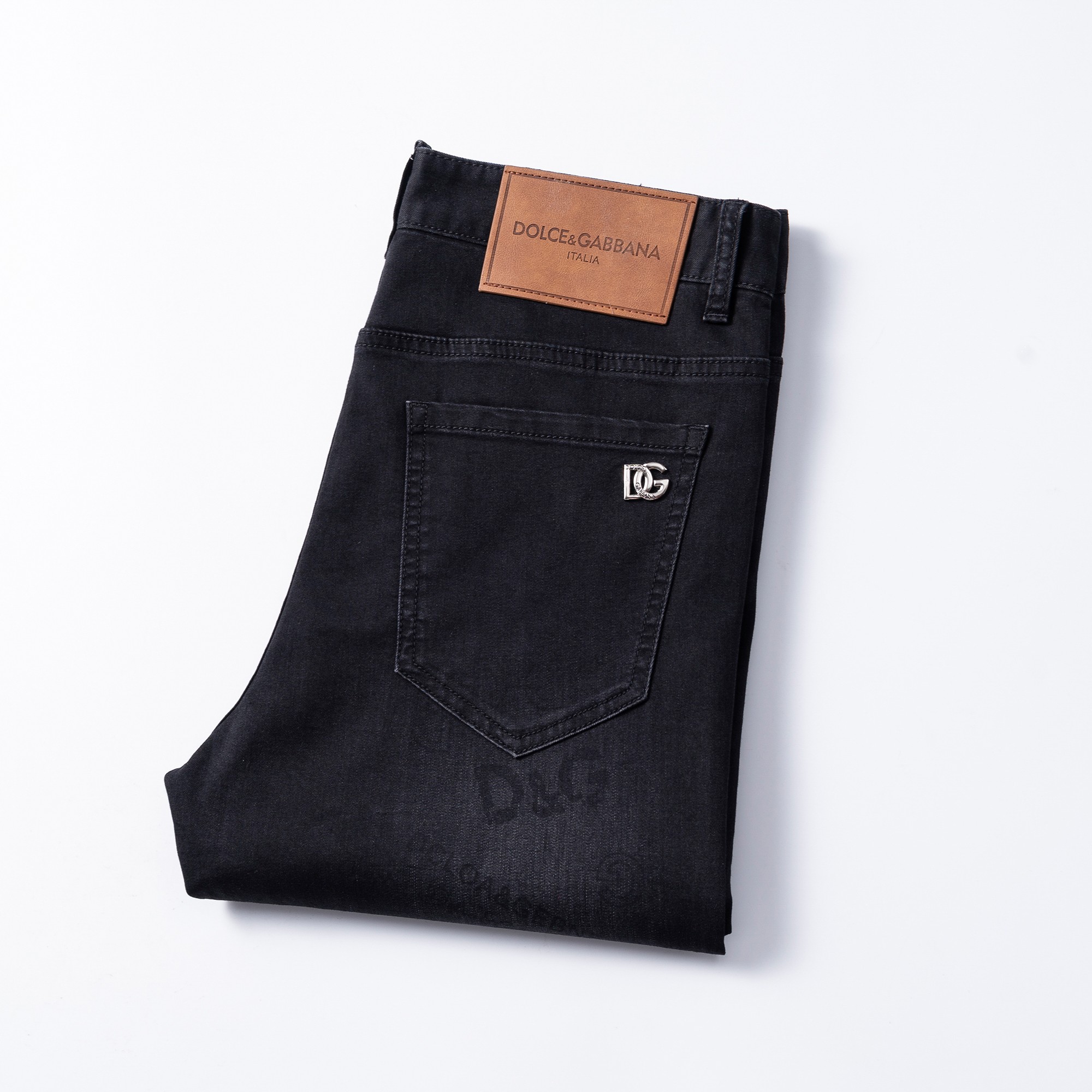 NO:439864,DG 2025 spring and summer men's original single casual jeans, heavy recommendation!  Quality 'Niu Beer' This model uses original exclusive fabric!  The craftsmanship is top-notch, and the design of Eagle Head logo hardware decoration!  The three-dimensional sense is extremely stunning and stunning. The pattern is presented by the iconic brand pattern. It has a very distinctive and high-end and fashionable look, which strongly demonstrates the identity!  In addition, it has a lot of cotton feel, both comfort and breathability, extremely delicate touch, and excellent skin-friendly!  The details are perfect, with all kinds of exquisite and exquisite, with a strong sense of styling, full of upper body styles, and belongs to the unique type on the market!  Size 29-38, jeans,alexander wang19860909DG 2025春夏男士原单休闲牛仔裤,重磅推荐！品质“牛啤” 此款所运用原版专属面料！还是工艺都堪称顶尖,设计鹰头logo五金修饰！立体感极强,视觉极其惊艳震撼,图案由标志性的品牌图案呈现,辨识度非常鲜明且高级时髦,有力彰显身份！此外棉感十足,舒适性与透气性兼备,触感极为细腻,亲肤性绝佳！细节完美如斯,各种精湛考究 造型感极强,上身型款十足,属于市面独一无二的类型！尺码29-38,,jeans,alexander wang,Men's clothing