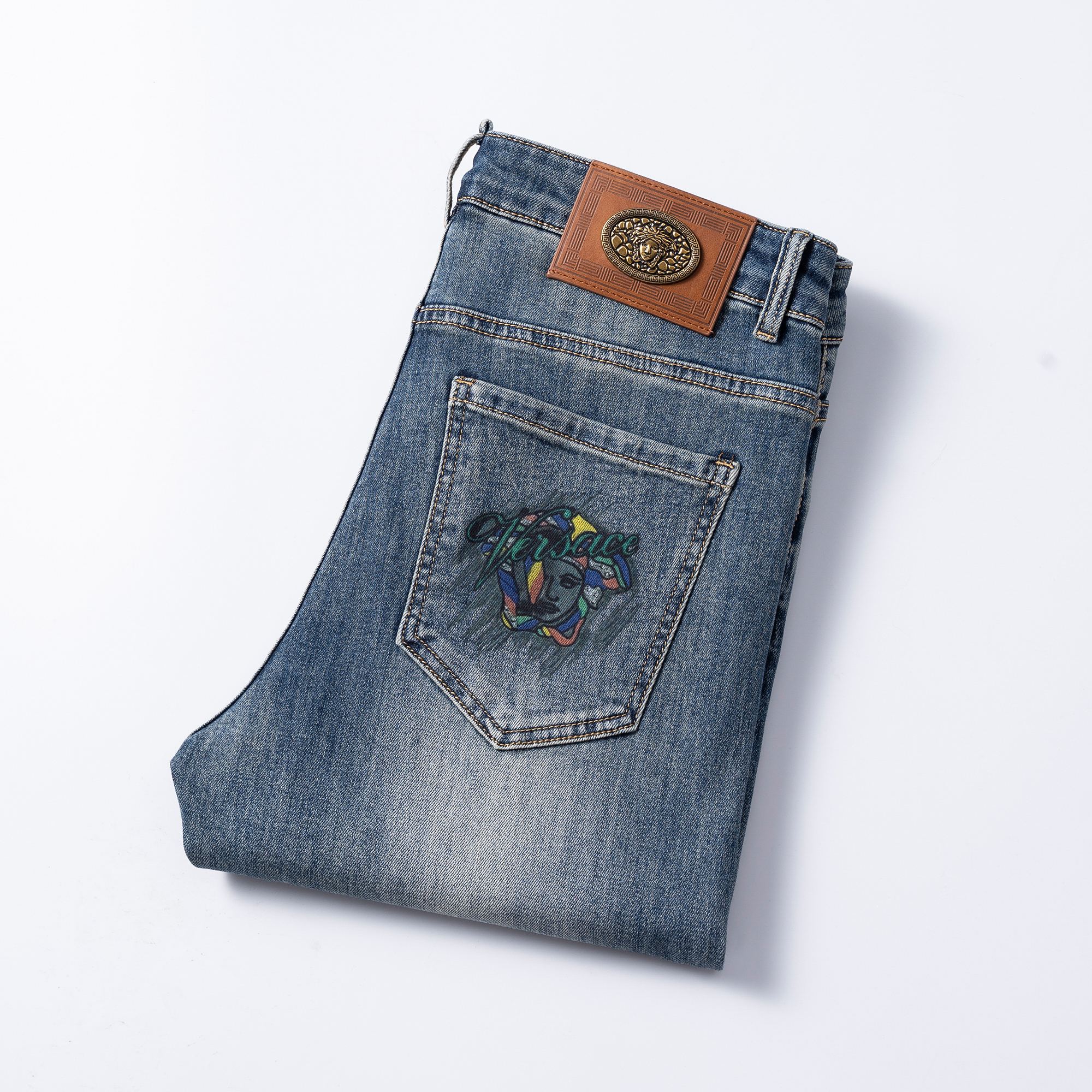 NO:439870,Versace 2025 spring and summer men's original single casual jeans, heavy recommendation!  Quality 'Niu Beer' This model uses original exclusive fabric!  The craftsmanship is top-notch, and the design of Eagle Head logo hardware decoration!  The three-dimensional sense is extremely stunning and stunning. The pattern is presented by the iconic brand pattern. It has a very distinctive and high-end and fashionable look, which strongly demonstrates the identity!  In addition, it has a lot of cotton feel, both comfort and breathability, extremely delicate touch, and excellent skin-friendly!  The details are perfect, with all kinds of exquisite and exquisite, with a strong sense of styling, full of upper body styles, and belongs to the unique type on the market!  Size 29-38, versace, jeans, alexander wang19860909范思哲 2025春夏男士原单休闲牛仔裤,重磅推荐！品质“牛啤” 此款所运用原版专属面料！还是工艺都堪称顶尖,设计鹰头logo五金修饰！立体感极强,视觉极其惊艳震撼,图案由标志性的品牌图案呈现,辨识度非常鲜明且高级时髦,有力彰显身份！此外棉感十足,舒适性与透气性兼备,触感极为细腻,亲肤性绝佳！细节完美如斯,各种精湛考究 造型感极强,上身型款十足,属于市面独一无二的类型！尺码29-38,,versace,jeans,alexander wang,Men's clothing