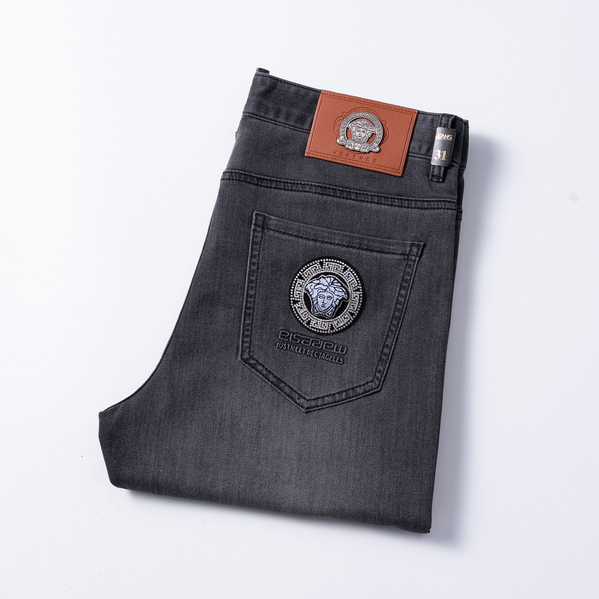 NO:517767,VERSACE Versace has launched the latest new men's jeans in spring and summer 2025!  Heavy industry washing denim fabric, custom fabric is softer and more comfortable than ordinary denim fabrics!  Super heavy industry washing process, double craft washing. The whole pair of pants has a comfortable feel, delicateness and breathability effect. All hardware brand logos are customized by special models, and the materials are selected as the best attributes. The elasticity of the fabric is very good and the comfort is great!  Low-key design style is simple and elegant. Number of codes 29-38, versace, versace, jeans, alexander wang19860909VERSACE 范思哲 2025春夏最新推出男士牛仔裤新品！重工水洗牛仔面料,定制面料和一般牛仔布料比起来,更加柔软舒适！超重工洗水工艺 双工艺洗水 整条裤子,手感舒适,细腻程度与透气效果堪称顶级,所有的五金品牌logo都是专模定做,材质都是选最好的属性.面料的弹性很好,舒适性非常棒！低调设计风格简洁大方.码数29-38,,versace,versace,jeans,alexander wang,Men's clothing