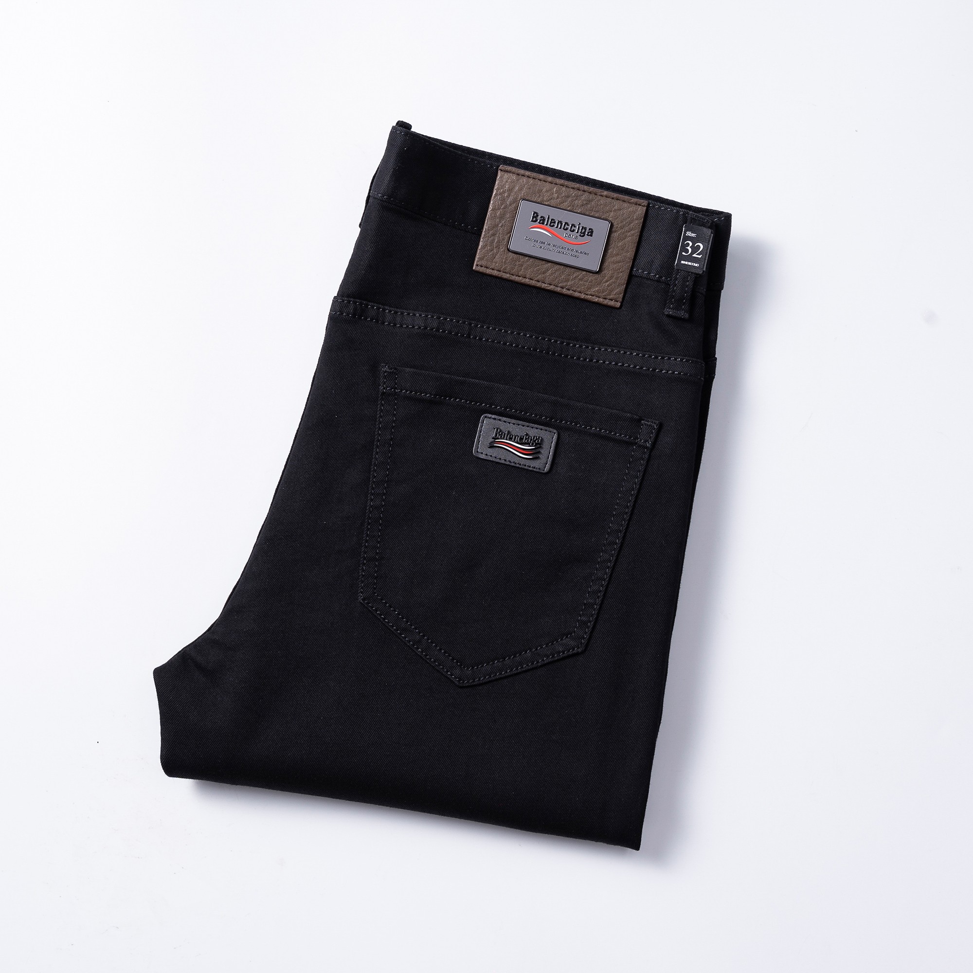 NO:439887,Balenciaga 2025 spring and summer men's original single casual jeans, heavy recommendation!  Quality 'Niu Beer' This model uses original exclusive fabric!  The craftsmanship is top-notch, and the design of Eagle Head logo hardware decoration!  The three-dimensional sense is extremely stunning and stunning. The pattern is presented by the iconic brand pattern. It has a very distinctive and high-end and fashionable look, which strongly demonstrates the identity!  In addition, it has a lot of cotton feel, both comfort and breathability, extremely delicate touch, and excellent skin-friendly!  The details are perfect, with all kinds of exquisite and exquisite, with a strong sense of styling, full of upper body styles, and belongs to the unique type on the market!  Size 29-38, balenciaga, jeans, alexander wang19860909巴黎世家 2025春夏男士原单休闲牛仔裤,重磅推荐！品质“牛啤” 此款所运用原版专属面料！还是工艺都堪称顶尖,设计鹰头logo五金修饰！立体感极强,视觉极其惊艳震撼,图案由标志性的品牌图案呈现,辨识度非常鲜明且高级时髦,有力彰显身份！此外棉感十足,舒适性与透气性兼备,触感极为细腻,亲肤性绝佳！细节完美如斯,各种精湛考究 造型感极强,上身型款十足,属于市面独一无二的类型！尺码29-38,,balenciaga,jeans,alexander wang,Men's clothing