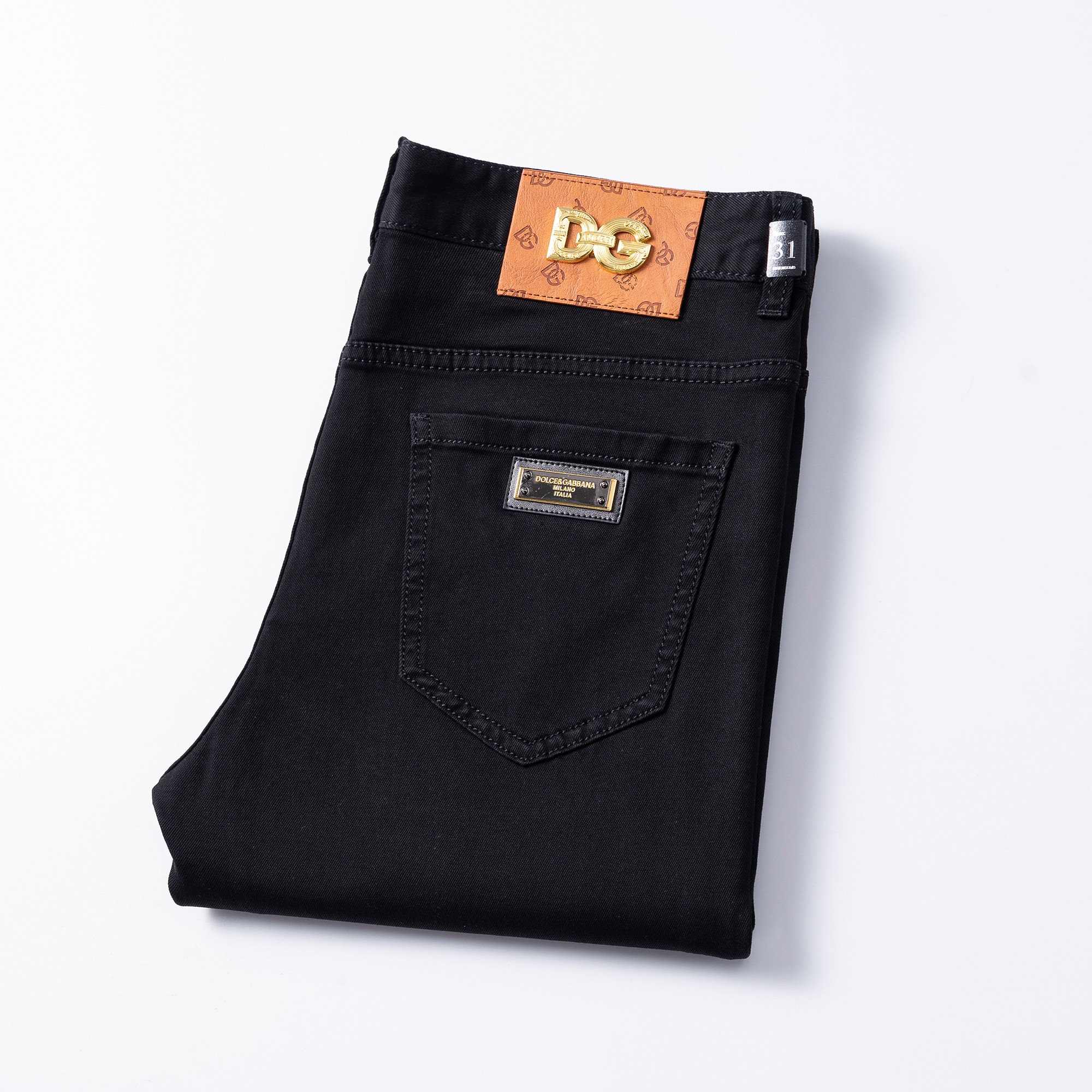 NO:457888,Dolce & Dolce*na 2025 spring and summer new jeans, wash and naturally not easy to deform and decolorize, three-dimensional tailoring perfectly shaped fabric, comfortable and soft, and casually matched, comfortable means its interpretation of fashion and leisure. DG's consistent style reflects the brand's pursuit of quality, with a bit of hedonist flavor, pays great attention to details, likes everything that is not formulaic, pursues freedom, Dolce & GABB*NA's style is very unique. At the beginning of the business, it insists on making plates and designing logo logo waist brand design!  For the fashion industry that paid attention to the show at that time, it was quite unique. Size 29-38, Dolce & Gabbana, Dolce & Gabbana, jeans, alexander wang19860909Dolce & 杜嘉*纳 2025春夏新品牛仔裤,水洗处理自然不易变形脱色、立体剪裁完美塑形面料质舒适柔软随意搭配、舒适代表它对时尚休闲的诠释是DG一贯作风细节处体现这个品牌对品质的追求,带点享乐主义者的味道,非常注重细节,喜欢一切非公式化的东西,追求自由杜嘉班纳 (DOLCE&GABB*NA) 的作风非常独特,创业之初坚持自己制版、设计标识logo腰牌设计！对于当时讲究排场的时装界,是相当独树一格的.尺码29-38,,Dolce&Gabbana,Dolce&Gabbana,jeans,alexander wang,Men's clothing