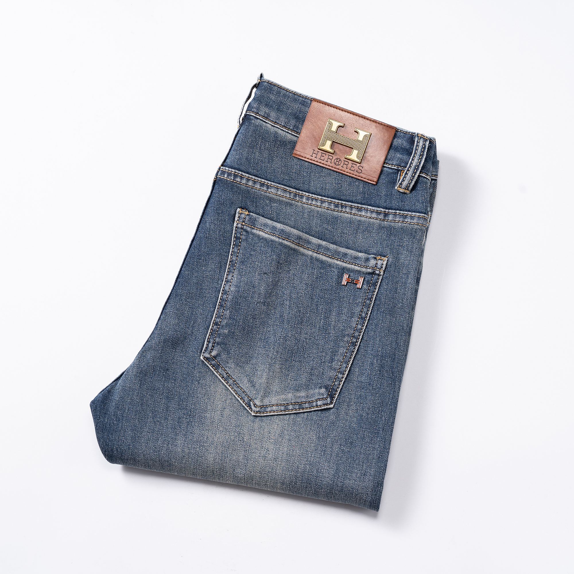 NO:457871,Hermes 2025 spring and summer men's original single casual jeans, heavy recommendation!  Quality 'Niu Beer' This model uses original exclusive fabric!  The craftsmanship is top-notch, and the design of Eagle Head logo hardware decoration!  The three-dimensional sense is extremely stunning and stunning. The pattern is presented by the iconic brand pattern. It has a very distinctive and high-end and fashionable look, which strongly demonstrates the identity!  In addition, it has a lot of cotton feel, both comfort and breathability, extremely delicate touch, and excellent skin-friendly!  The details are perfect, with all kinds of exquisite and exquisite, with a strong sense of styling, full of upper body styles, and belongs to the unique type on the market!  Size 29-38, hermes, jeans, alexander wang19860909爱马仕 2025春夏男士原单休闲牛仔裤,重磅推荐！品质“牛啤” 此款所运用原版专属面料！还是工艺都堪称顶尖,设计鹰头logo五金修饰！立体感极强,视觉极其惊艳震撼,图案由标志性的品牌图案呈现,辨识度非常鲜明且高级时髦,有力彰显身份！此外棉感十足,舒适性与透气性兼备,触感极为细腻,亲肤性绝佳！细节完美如斯,各种精湛考究 造型感极强,上身型款十足,属于市面独一无二的类型！尺码29-38,,hermes,jeans,alexander wang,Men's clothing