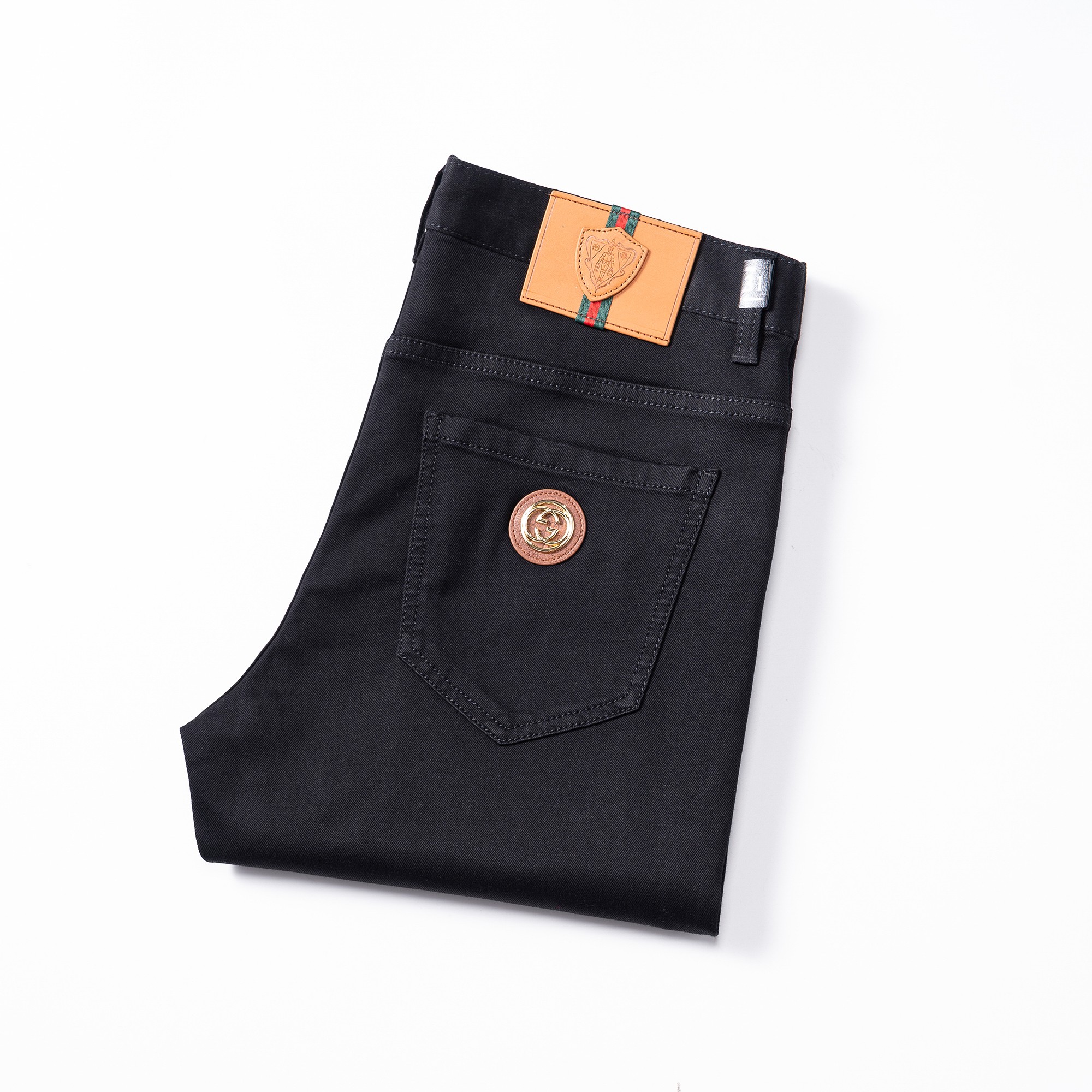 NO:459579,Gucci spring and summer men's original single casual jeans, heavy recommendation!  Quality 'Niu Beer' This model uses original exclusive fabric!  The craftsmanship is top-notch, and the design of Eagle Head logo hardware decoration!  The three-dimensional sense is extremely stunning and stunning. The pattern is presented by the iconic brand pattern. It has a very distinctive and high-end and fashionable look, which strongly demonstrates the identity!  In addition, it has a lot of cotton feel, both comfort and breathability, extremely delicate touch, and excellent skin-friendly!  The details are perfect, with all kinds of exquisite and exquisite, with a strong sense of styling, full of upper body styles, and belongs to the unique type on the market!  Size 29-38, gucci, jeans, alexander wang19860909古驰 春夏男士原单休闲牛仔裤,重磅推荐！品质“牛啤” 此款所运用原版专属面料！还是工艺都堪称顶尖,设计鹰头logo五金修饰！立体感极强,视觉极其惊艳震撼,图案由标志性的品牌图案呈现,辨识度非常鲜明且高级时髦,有力彰显身份！此外棉感十足,舒适性与透气性兼备,触感极为细腻,亲肤性绝佳！细节完美如斯,各种精湛考究 造型感极强,上身型款十足,属于市面独一无二的类型！尺码29-38,,gucci,jeans,alexander wang,Men's clothing