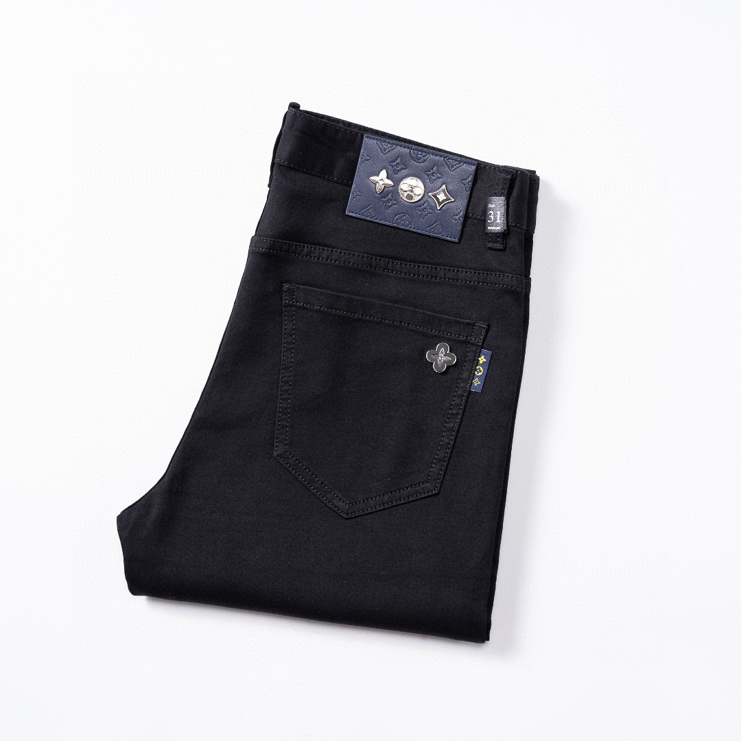 NO:457876,LV 2025 spring and summer men's original single casual jeans, heavy recommendation!  Quality 'Niu Beer' This model uses original exclusive fabric!  The craftsmanship is top-notch, and the design of Eagle Head logo hardware decoration!  The three-dimensional sense is extremely stunning and stunning. The pattern is presented by the iconic brand pattern. It has a very distinctive and high-end and fashionable look, which strongly demonstrates the identity!  In addition, it has a lot of cotton feel, both comfort and breathability, extremely delicate touch, and excellent skin-friendly!  The details are perfect, with all kinds of exquisite and exquisite, with a strong sense of styling, full of upper body styles, and belongs to the unique type on the market!  Size 29-38, louis vuitton,jeans,alexander wang19860909LV 2025春夏男士原单休闲牛仔裤,重磅推荐！品质“牛啤” 此款所运用原版专属面料！还是工艺都堪称顶尖,设计鹰头logo五金修饰！立体感极强,视觉极其惊艳震撼,图案由标志性的品牌图案呈现,辨识度非常鲜明且高级时髦,有力彰显身份！此外棉感十足,舒适性与透气性兼备,触感极为细腻,亲肤性绝佳！细节完美如斯,各种精湛考究 造型感极强,上身型款十足,属于市面独一无二的类型！尺码29-38,,louis vuitton,jeans,alexander wang,Men's clothing