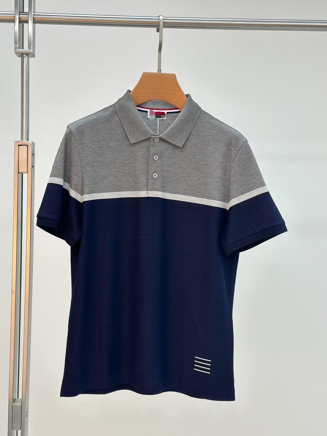 NO:457928,TB 2025ss summer new letter logo men's lapel Polo shirt!  Classic business men's style, high-end men's style at the ceiling level of business men's style!  Simple, fashionable and elegant, single-wearing inner wear is decent, quality control/detail control takes away, low-key, luxurious and connotative!  Customer-supplied fixed mesh flooring cotton cloth is carefully made, the surface of the fabric is evenly arranged and neatly arranged, with excellent breathability and heat dissipation and sweat resistance, and the comfort level of the upper body is completely better than that of ordinary single-sided sweat cloth tissue!  The classic brand LOGO logo on the chest is created with top-level craftsmanship. The LOGO has three-dimensional, clear and full texture, and is an extraordinary product in the classic field whether it is inner wear or single wear!  The exquisite cutting process, the processing of every detail is very standard and delicate, and it is comparable to that of ordinary LOW products on the market. Men must enter the basic versatile Polo shirts!  Multi-color Size M-3XL, alexander wang19860909TB 2025ss夏季新款字母logo男士翻领Polo衫！经典商务男款,高端男装的天花板级别的商务男款！简约时尚大气不失优雅,单穿内搭体面过人,品质控/细节控的闭眼带走,低调又奢华有内涵！ 客供定织网眼珠地棉布精心制成,面料表面排列均匀整齐的网眼纹理,透气性和散热排汗性极佳,上身舒适程度完全优于普通单面汗布组织！胸前经典的品牌LOGO标识,采用顶级工艺打造,LOGO立体清晰饱满,质感非凡的特质,无论是内搭还是单穿都是一款经典领域的产品！精妙绝伦的裁剪工艺,每一个细节处理的非常标准细腻,非市面一般LOW货可以媲美的,男士必入基础百搭款Polo衫推荐！ 颜色多颜色 尺码M-3XL,,alexander wang,Men's clothing