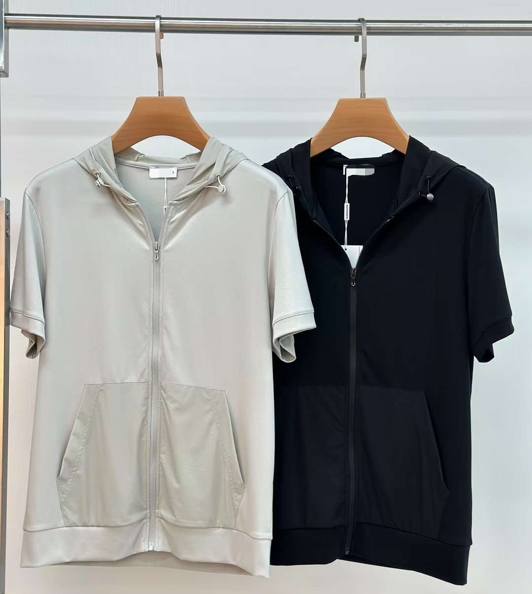 NO:457920,Armani exclusively offers new spring and summer original single men's casual short-sleeved zipper cardigan. High-end customization. High-end version. Fashionable and versatile and popular original imported fabric. Logo pattern design. Super soft and delicate touch. Comfortable skin-friendly and comfortable to wear. High-end boutique. OEM is very good. Men's must-have items. Complete three standards. Size M-3XL,,armani, T-shirt, alexander wang.19860909阿玛尼独家专供春夏新款原单男士休闲短袖拉链开衫 高端定制 高版本 时尚百搭爆款原版进口面料 logo图案设计 手感超柔软细腻 穿着亲肤舒适 高端精品 代工厂精细做上身非常赞 男士必备单品 三标齐全 尺码M-3XL,,armani,T-shirt,alexander wang,Men's clothing