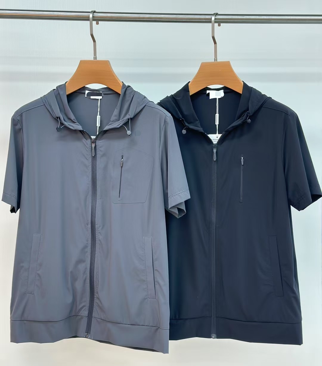 NO:457916,Armani exclusively offers spring and summer new style original single men's casual short-sleeved zipper cardigan. High-end customization. High-end version. Fashionable and versatile and popular original imported fabric. Clean version design. Super soft and delicate touch. Comfortable skin-friendly and comfortable to wear. High-end boutique. OEM is very good. Men's must-have items. Complete three standards. Size M-3XL,,armani, T-shirt, alexander wang.19860909阿玛尼独家专供春夏新款原单男士休闲短袖拉链开衫 高端定制 高版本 时尚百搭爆款原版进口面料 净版设计 手感超柔软细腻 穿着亲肤舒适 高端精品 代工厂精细做上身非常赞 男士必备单品 三标齐全 尺码M-3XL,,armani,T-shirt,alexander wang,Men's clothing