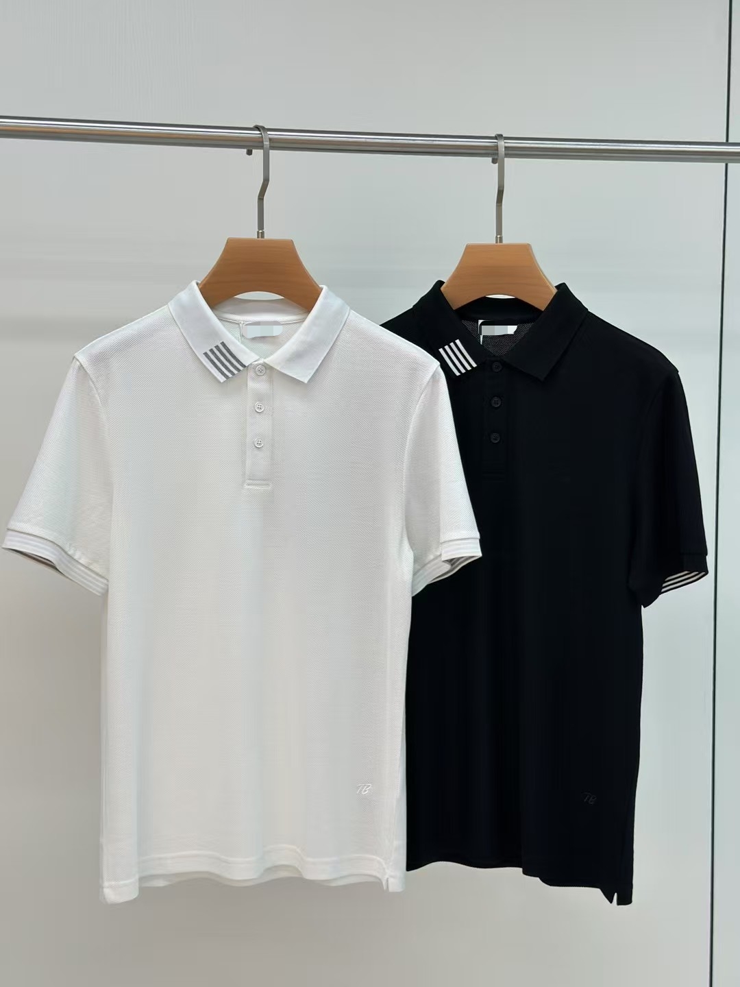 NO:457924,TB 2025ss summer new letter logo men's lapel Polo shirt!  Classic business men's style, high-end men's style at the ceiling level of business men's style!  Simple, fashionable and elegant, single-wearing inner wear is decent, quality control/detail control takes away, low-key, luxurious and connotative!  Customer-supplied fixed mesh flooring cotton cloth is carefully made, the surface of the fabric is evenly arranged and neatly arranged, with excellent breathability and heat dissipation and sweat resistance, and the comfort level of the upper body is completely better than that of ordinary single-sided sweat cloth tissue!  The classic brand LOGO logo on the chest is created with top-level craftsmanship. The LOGO has three-dimensional, clear and full texture, and is an extraordinary product in the classic field whether it is inner wear or single wear!  The exquisite cutting process, the processing of every detail is very standard and delicate, and it is comparable to that of ordinary LOW products on the market. Men must enter the basic versatile Polo shirts!  Multi-color Size M-3XL, alexander wang19860909TB 2025ss夏季新款字母logo男士翻领Polo衫！经典商务男款,高端男装的天花板级别的商务男款！简约时尚大气不失优雅,单穿内搭体面过人,品质控/细节控的闭眼带走,低调又奢华有内涵！ 客供定织网眼珠地棉布精心制成,面料表面排列均匀整齐的网眼纹理,透气性和散热排汗性极佳,上身舒适程度完全优于普通单面汗布组织！胸前经典的品牌LOGO标识,采用顶级工艺打造,LOGO立体清晰饱满,质感非凡的特质,无论是内搭还是单穿都是一款经典领域的产品！精妙绝伦的裁剪工艺,每一个细节处理的非常标准细腻,非市面一般LOW货可以媲美的,男士必入基础百搭款Polo衫推荐！ 颜色多颜色 尺码M-3XL,,alexander wang,Men's clothing