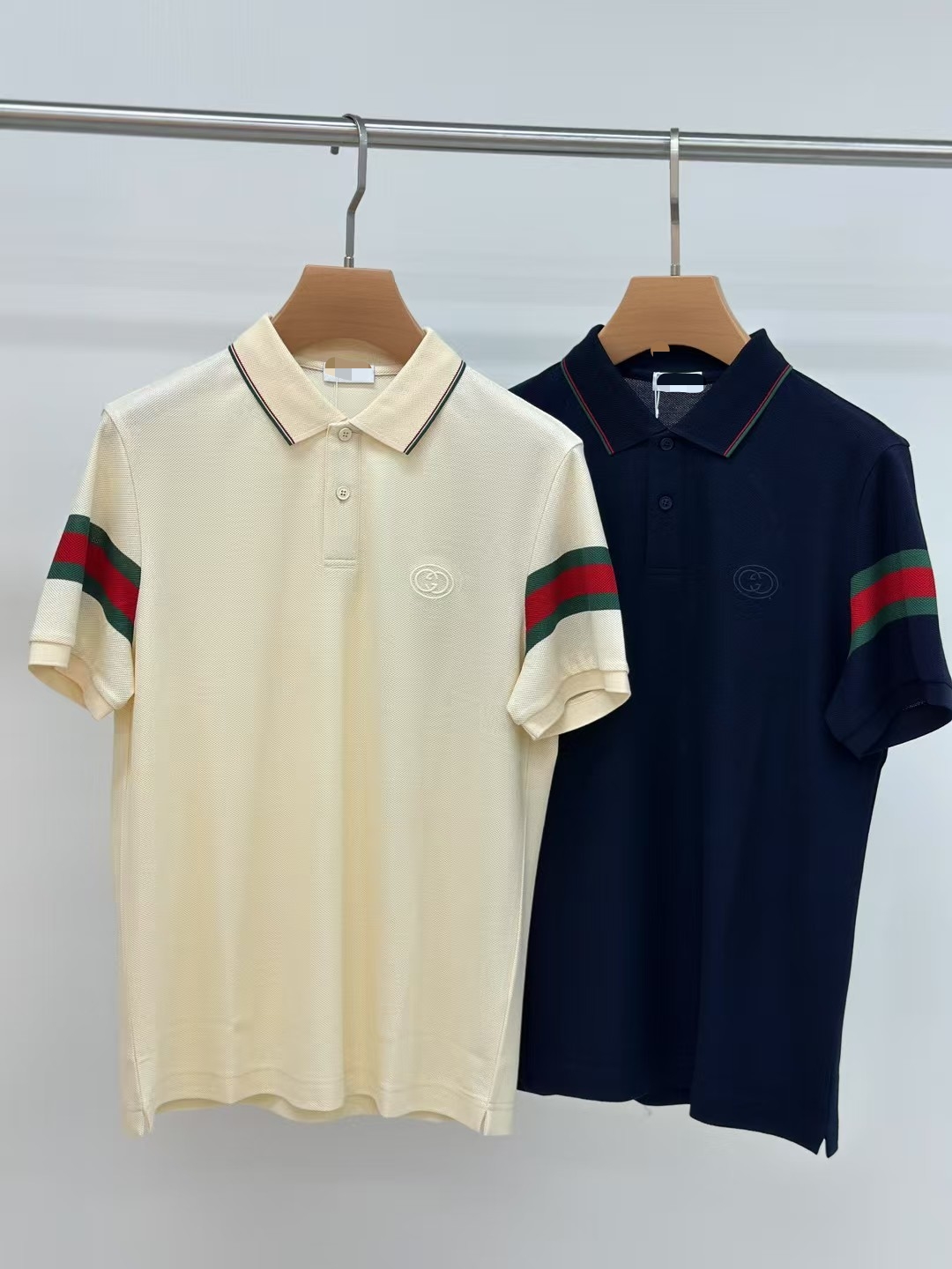 NO:459555,Gucci ss summer new letter logo men's lapel Polo shirt!  Classic business men's style, high-end men's style at the ceiling level of business men's style!  Simple, fashionable and elegant, single-wearing inner wear is decent, quality control/detail control takes away, low-key, luxurious and connotative!  Customer-supplied fixed mesh flooring cotton cloth is carefully made, the surface of the fabric is evenly arranged and neatly arranged, with excellent breathability and heat dissipation and sweat resistance, and the comfort level of the upper body is completely better than that of ordinary single-sided sweat cloth tissue!  The classic brand LOGO logo on the chest is created with top-level craftsmanship. The LOGO has three-dimensional, clear and full texture, and is an extraordinary product in the classic field whether it is inner wear or single wear!  The exquisite cutting process, the processing of every detail is very standard and delicate, and it is comparable to that of ordinary LOW products on the market. Men must enter the basic versatile Polo shirts!  Multi-color Size M-3XL, gucci,alexander wang19860909古驰 ss夏季新款字母logo男士翻领Polo衫！经典商务男款,高端男装的天花板级别的商务男款！简约时尚大气不失优雅,单穿内搭体面过人,品质控/细节控的闭眼带走,低调又奢华有内涵！ 客供定织网眼珠地棉布精心制成,面料表面排列均匀整齐的网眼纹理,透气性和散热排汗性极佳,上身舒适程度完全优于普通单面汗布组织！胸前经典的品牌LOGO标识,采用顶级工艺打造,LOGO立体清晰饱满,质感非凡的特质,无论是内搭还是单穿都是一款经典领域的产品！精妙绝伦的裁剪工艺,每一个细节处理的非常标准细腻,非市面一般LOW货可以媲美的,男士必入基础百搭款Polo衫推荐！ 颜色多颜色 尺码M-3XL,,gucci,alexander wang,Men's clothing