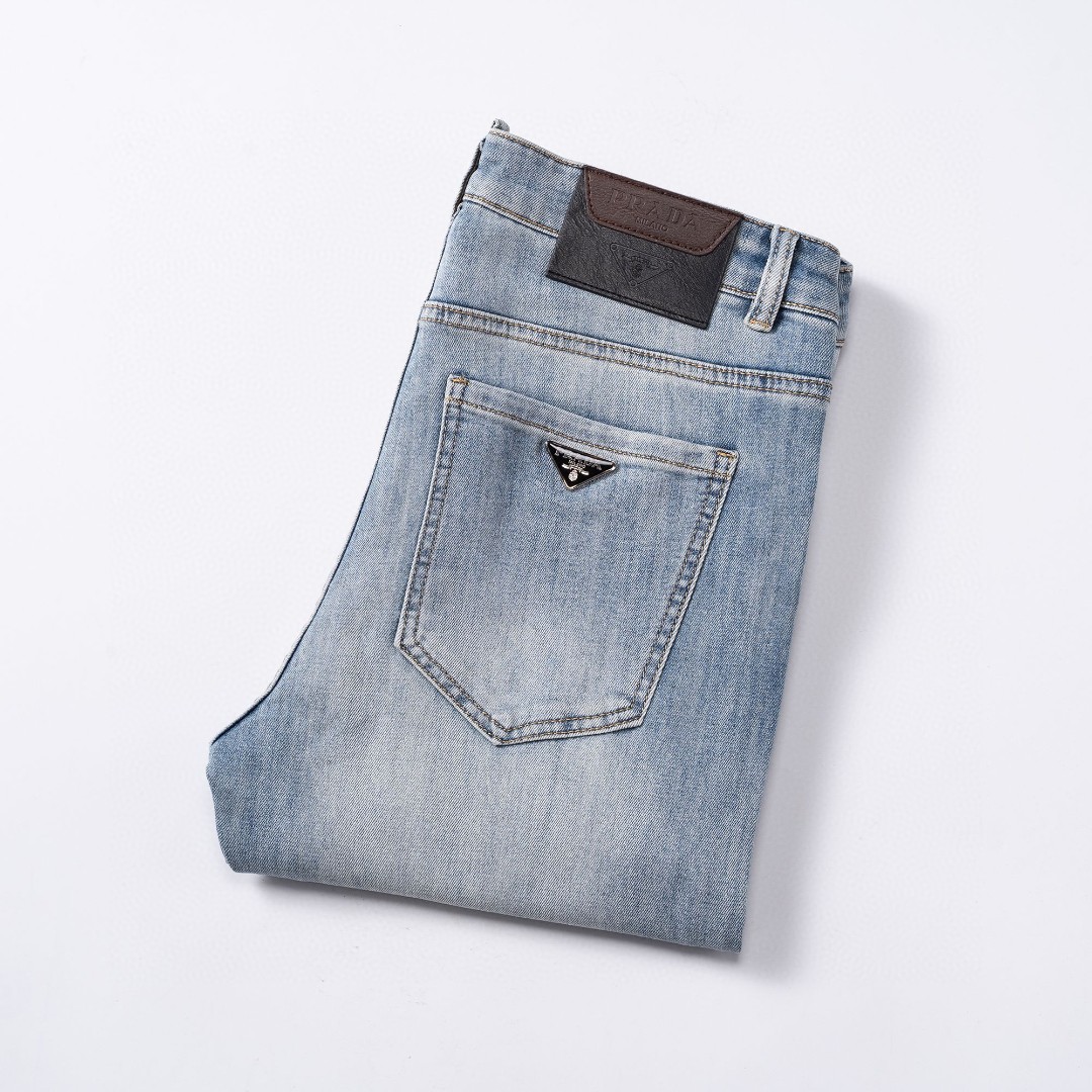 NO:459591,Prada Spring and Summer Men's Original Single Casual Jeans, Highly Recommended!  Quality 'Niu Beer' This model uses original exclusive fabric!  The craftsmanship is top-notch, and the design of Eagle Head logo hardware decoration!  The three-dimensional sense is extremely stunning and stunning. The pattern is presented by the iconic brand pattern. It has a very distinctive and high-end and fashionable look, which strongly demonstrates the identity!  In addition, it has a lot of cotton feel, both comfort and breathability, extremely delicate touch, and excellent skin-friendly!  The details are perfect, with all kinds of exquisite and exquisite, with a strong sense of styling, full of upper body styles, and belongs to the unique type on the market!  Size 29-38, prada, jeans, alexander wang19860909普拉达 春夏男士原单休闲牛仔裤,重磅推荐！品质“牛啤” 此款所运用原版专属面料！还是工艺都堪称顶尖,设计鹰头logo五金修饰！立体感极强,视觉极其惊艳震撼,图案由标志性的品牌图案呈现,辨识度非常鲜明且高级时髦,有力彰显身份！此外棉感十足,舒适性与透气性兼备,触感极为细腻,亲肤性绝佳！细节完美如斯,各种精湛考究 造型感极强,上身型款十足,属于市面独一无二的类型！尺码29-38,,prada,jeans,alexander wang,Men's clothing