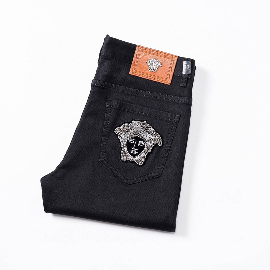 NO:453703,Versace Men's jeans original original cloth original wash water!  Imported original wash elastic fabrics, complex handicrafts superimposed, any wash process will become a completely different color effect after a few more seconds, so it is more precious, especially long-lasting and odor-resistant... Use the best tannin elastic texture, genuine leather leather cards, high-quality metal accessories... to create a unique and original jeans style!  Original hardware accessories, super positive style, comfortable and breathable, extremely high grade, counter quality, and handsome upper body. Number of 29-38, versace, jeans, alexander wang19860909范思哲 男士牛仔裤原厂原布原洗水！进口原版水洗弹力面料,复杂的手工艺叠加,任何一个洗水环节多停留几秒都会变成完全不一样的颜色效果,所以越加珍贵,特别持久、耐味…… 选用上乘的丹宁弹力质感,真皮皮牌、高定的金属辅料……打造出独特及原创的牛仔裤款型！原版五金辅料,版型超正,舒适透气,档次极高,专柜品质,上身帅气十足. 码数29-38,,versace,jeans,alexander wang,Men's clothing