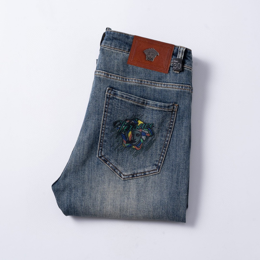 NO:494135,Versace's official counter is available at the same time, original singles are ruthless, super stylish jeans, customized original washing denim fabric, unique design, top-grade printing craft letter pattern logo, original hardware and auxiliary decoration, extremely superior jeans, the materials and craftsmanship are extremely luxurious and exquisite, extremely high-end, handsome and stylish, recommended, size 29-38, versace, jeans, alexander wang19860909范思哲 官网专柜同步有售,原单狠货,超级有范儿的一款牛仔裤,定制原版水洗牛仔面料,独特设计,顶级印花工艺字母图案logo,原版五金辅料装饰,极为翘楚的一款牛仔裤,用料与工艺都极致奢华精湛,档次极高,上身帅气有型,推荐,码数29—38,,versace,jeans,alexander wang,Men's clothing