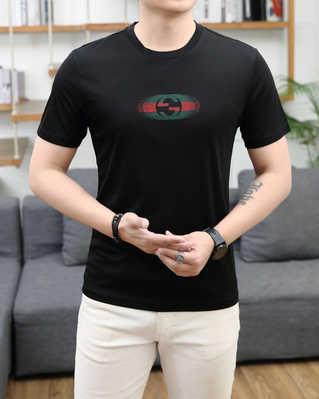 NO:469277,Gucci's new summer 2025 fashionable round neck short sleeves are made of high-end Yuchan silk fabric. The classic round neck style is unique and cool. The luxurious classic jacquard logo design is versatile. Adhering to the traditional fashion charm of big brands, the unique line design exudes a strong British style, which is very modern and inherits the traditional concept. The precious fabric is smoother, the feel is soft, comfortable and breathable. The exquisite craftsmanship and three-dimensional tailoring style bring texture enjoyment. The counter size M-3XL was shipped on the same day!  ,gucci,T-shirt,alexander wang19860909古驰 2025夏季新品时尚圆领短袖采用高档玉婵丝面料 经典圆领款式独特又清凉 奢华经典提花logo设计百搭气质 秉承大牌的传统时尚魅力,独有的线条设计散发着浓郁的英伦风情,极具现代感亦承袭了传统理念.珍贵面料更加光滑,手感柔顺舒适透气 精湛工艺,立体剪裁风格带来质感享受.专柜尺码M-3XL,当天出货！,,gucci,T-shirt,alexander wang,Men's clothing