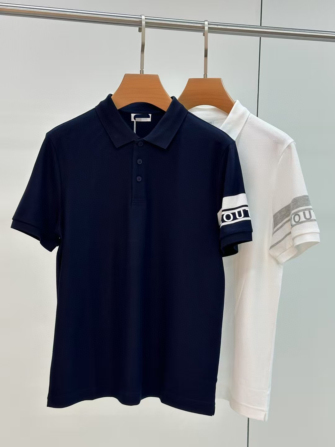 NO:514760,TB 2025ss summer new letter logo men's lapel Polo shirt!  Classic business men's style, high-end men's style at the ceiling level of business men's style!  Simple, fashionable and elegant, single-wearing inner wear is decent, quality control/detail control takes away, low-key, luxurious and connotative!  Customer-supplied fixed mesh flooring cotton cloth is carefully made, the surface of the fabric is evenly arranged and neatly arranged, with excellent breathability and heat dissipation and sweat resistance, and the comfort level of the upper body is completely better than that of ordinary single-sided sweat cloth tissue!  The classic brand LOGO logo on the chest is created with top-level craftsmanship. The LOGO has three-dimensional, clear and full texture, and is an extraordinary product in the classic field whether it is inner wear or single wear!  The exquisite cutting process, the processing of every detail is very standard and delicate, and it is comparable to that of ordinary LOW products on the market. Men must enter the basic versatile Polo shirts!  Multi-color Size M-3XL, alexander wang19860909TB 2025ss夏季新款字母logo男士翻领Polo衫！经典商务男款,高端男装的天花板级别的商务男款！简约时尚大气不失优雅,单穿内搭体面过人,品质控/细节控的闭眼带走,低调又奢华有内涵！ 客供定织网眼珠地棉布精心制成,面料表面排列均匀整齐的网眼纹理,透气性和散热排汗性极佳,上身舒适程度完全优于普通单面汗布组织！胸前经典的品牌LOGO标识,采用顶级工艺打造,LOGO立体清晰饱满,质感非凡的特质,无论是内搭还是单穿都是一款经典领域的产品！精妙绝伦的裁剪工艺,每一个细节处理的非常标准细腻,非市面一般LOW货可以媲美的,男士必入基础百搭款Polo衫推荐！ 颜色多颜色 尺码M-3XL,,alexander wang,Men's clothing