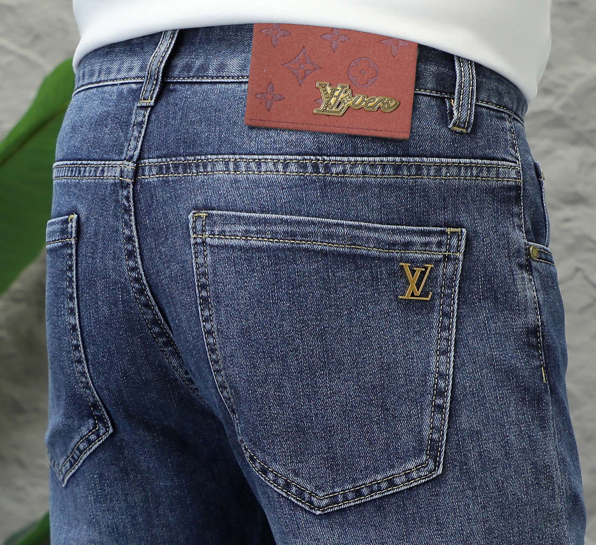 NO:456070,LV official website counter is available simultaneously, original singles, super stylish jeans, customized original washing denim fabric, unique design, top-grade printed craft letter pattern logo, original hardware and auxiliary decoration, extremely superior jeans, the materials and craftsmanship are extremely luxurious and exquisite, extremely high-end, handsome and stylish, recommended, digits 29-38,, louis vuitton, jeans, alexander wang19860909LV 官网专柜同步有售,原单狠货,超级有范儿的一款牛仔裤,定制原版水洗牛仔面料,独特设计,顶级印花工艺字母图案logo,原版五金辅料装饰,极为翘楚的一款牛仔裤,用料与工艺都极致奢华精湛,档次极高,上身帅气有型,推荐,码数29—38,,louis vuitton,jeans,alexander wang,Men's clothing