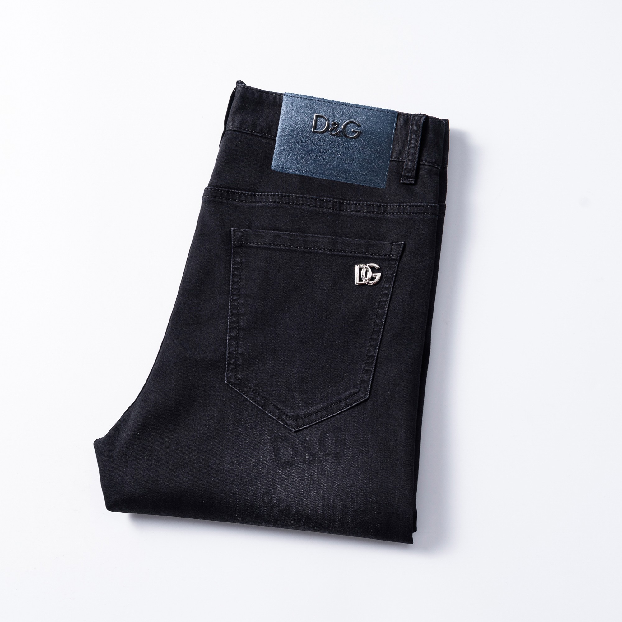 NO:456078,DG official website counter is available at the same time, original singles are ruthless, super stylish jeans, customized original washing denim fabric, unique design, top-grade printing craft letter pattern logo, original hardware and auxiliary decoration, extremely superior jeans, the materials and craftsmanship are extremely luxurious and exquisite, extremely high-end, handsome and stylish, recommended, digits 29-38, jeans, alexander wang19860909DG 官网专柜同步有售,原单狠货,超级有范儿的一款牛仔裤,定制原版水洗牛仔面料,独特设计,顶级印花工艺字母图案logo,原版五金辅料装饰,极为翘楚的一款牛仔裤,用料与工艺都极致奢华精湛,档次极高,上身帅气有型,推荐,码数29—38,,jeans,alexander wang,Men's clothing