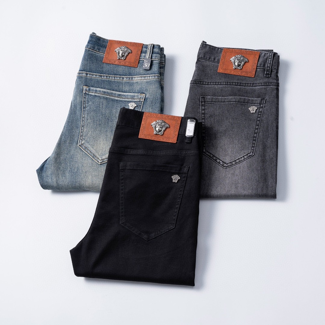 NO:456086,Versace 2025 spring and summer men's original single casual jeans, heavy recommendation!  Quality 'Niu Beer' This model uses original exclusive fabric!  The craftsmanship is top-notch, and the design of Eagle Head logo hardware decoration!  The three-dimensional sense is extremely stunning and stunning. The pattern is presented by the iconic brand pattern. It has a very distinctive and high-end and fashionable look, which strongly demonstrates the identity!  In addition, it has a lot of cotton feel, both comfort and breathability, extremely delicate touch, and excellent skin-friendly!  The details are perfect, with all kinds of exquisite and exquisite, with a strong sense of styling, full of upper body styles, and belongs to the unique type on the market!  Size 29-38, versace, jeans, alexander wang19860909范思哲 2025春夏男士原单休闲牛仔裤,重磅推荐！品质“牛啤” 此款所运用原版专属面料！还是工艺都堪称顶尖,设计鹰头logo五金修饰！立体感极强,视觉极其惊艳震撼,图案由标志性的品牌图案呈现,辨识度非常鲜明且高级时髦,有力彰显身份！此外棉感十足,舒适性与透气性兼备,触感极为细腻,亲肤性绝佳！细节完美如斯,各种精湛考究 造型感极强,上身型款十足,属于市面独一无二的类型！尺码29-38,,versace,jeans,alexander wang,Men's clothing