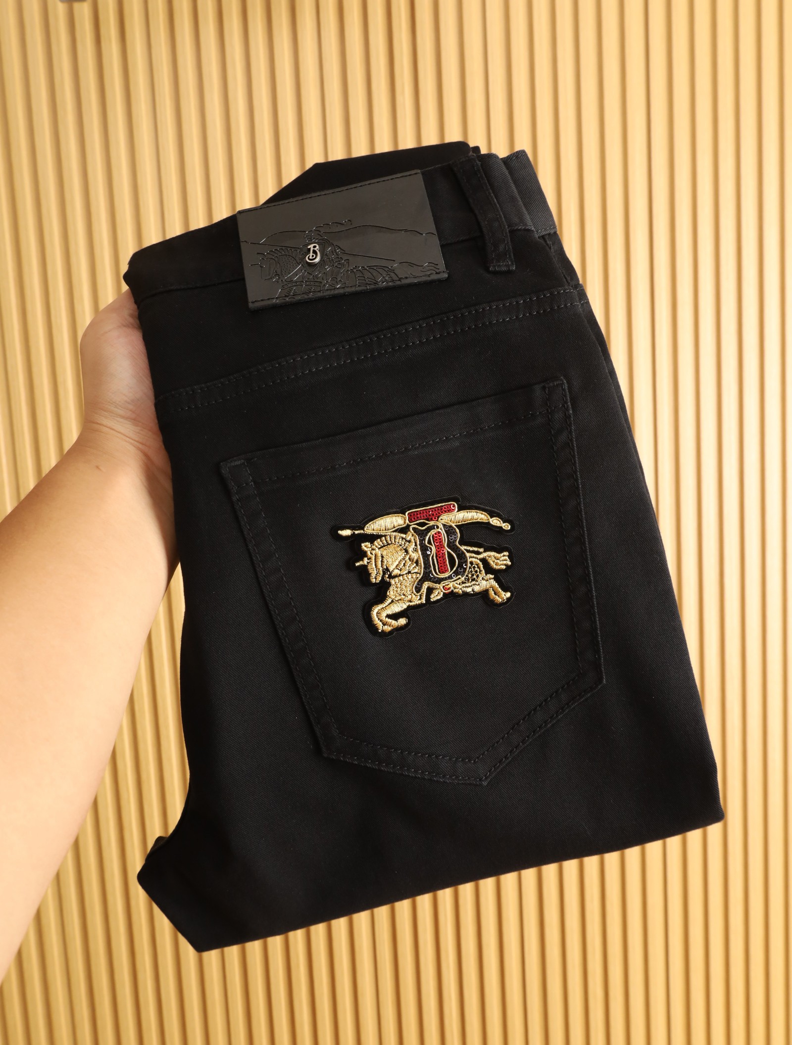 NO:466302,Burberry's official counter is available at the same time, original singles are ruthless, super stylish jeans, customized original washing denim fabric, unique design, top-grade printing craft letter pattern logo, original hardware and auxiliary decoration, extremely superior jeans, the materials and craftsmanship are extremely luxurious and exquisite, extremely high-end, handsome and stylish, recommended, digits 29-38, burberry, jeans, alexander wang19860909巴宝莉 官网专柜同步有售,原单狠货,超级有范儿的一款牛仔裤,定制原版水洗牛仔面料,独特设计,顶级印花工艺字母图案logo,原版五金辅料装饰,极为翘楚的一款牛仔裤,用料与工艺都极致奢华精湛,档次极高,上身帅气有型,推荐,码数29—38,,burberry,jeans,alexander wang,Men's clothing