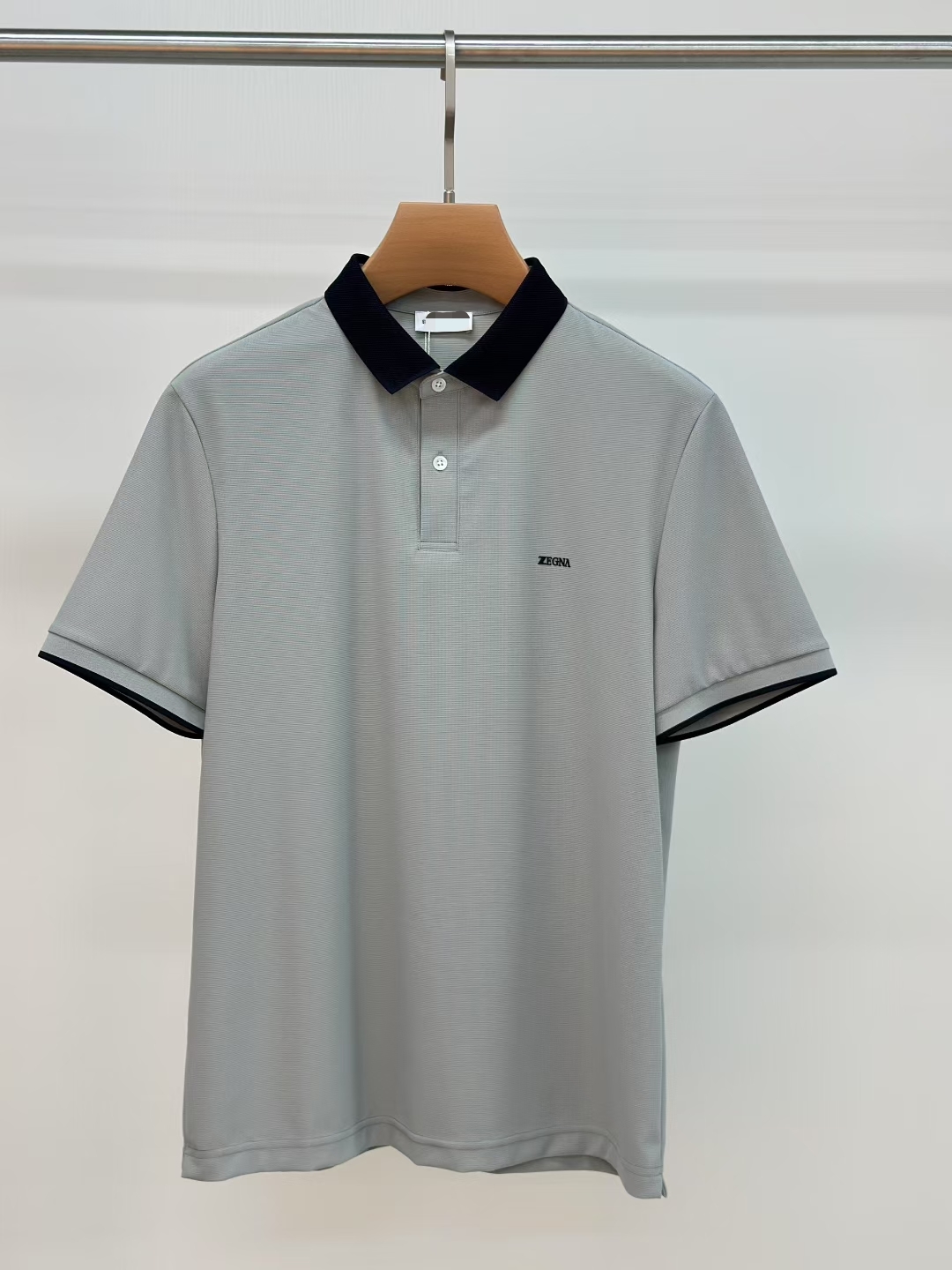 NO:491902,High-quality Jenia 2025 spring and summer counter latest top-grade mulberry silk short-sleeved polo shirt lapel T-shirt high-end customization and avant-garde design!  Heavy craft design, high-end customized fabric, soft feel, comfortable to wear, exquisite counter-level car line, fine workmanship, invincible and handsome upper body effect!  A must-have item for handsome men!  Number of code M-3XL (178 catties wear L slim fit, maximum wear 190 catties), zegna, T-shirt,tees, t-shirt,alexander wang19860909高品质 杰尼亚 2025春夏专柜最新款顶级桑蚕丝短袖polo衫翻领T恤 高端订制 设计前卫！重工艺设计 高端订制面料.手感柔软.穿着舒适.专柜级别精致车线.做工精细.上身效果无敌帅气！型男必备单品！码数M-3XL（178 斤穿L修身 最大穿190斤）,,zegna,T-shirt,tees，t-shirt,alexander wang,Men's clothing