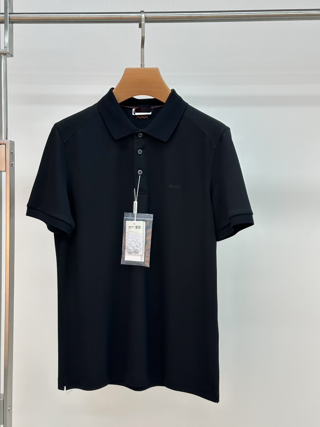 NO:515673,High-quality Jenia 2025 spring and summer counter latest top-grade mulberry silk short-sleeved polo shirt lapel T-shirt high-end customization and avant-garde design!  Heavy craft design, high-end customized fabric, soft feel, comfortable to wear, exquisite counter-level car line, fine workmanship, invincible and handsome upper body effect!  A must-have item for handsome men!  Number of code M-3XL (178 140 catties wear L slim fit maximum wear 190 catties), zegna, T-shirt,tees, t-shirt,alexander wang19860909高品质 杰尼亚 2025春夏专柜最新款顶级桑蚕丝短袖polo衫翻领T恤 高端订制 设计前卫！重工艺设计 高端订制面料.手感柔软.穿着舒适.专柜级别精致车线.做工精细.上身效果无敌帅气！型男必备单品！码数M-3XL（178 140斤穿L修身 最大穿190斤）,,zegna,T-shirt,tees，t-shirt,alexander wang,Men's clothing