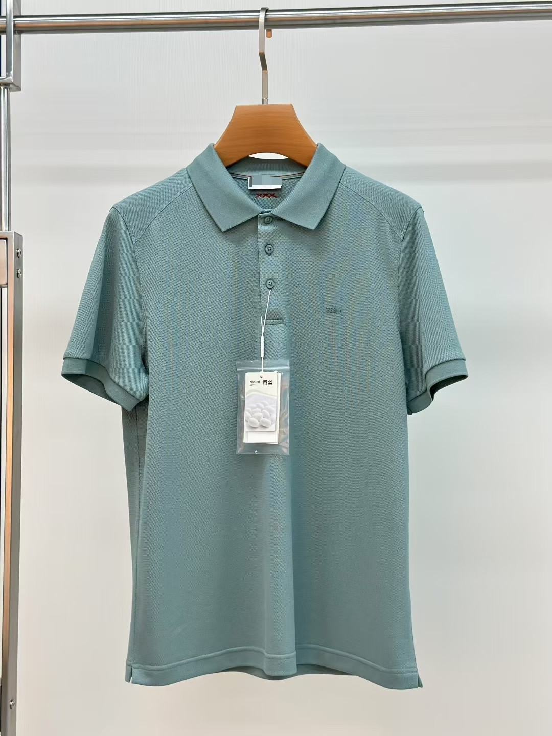 NO:517736,High-quality Jenia 2025 spring and summer counter latest top-grade mulberry silk short-sleeved polo shirt lapel T-shirt high-end customization and avant-garde design!  Heavy craft design, high-end customized fabric, soft feel, comfortable to wear, exquisite counter-level car line, fine workmanship, invincible and handsome upper body effect!  A must-have item for handsome men!  Number of code M-3XL (178 catties wear L slim fit, maximum wear 190 catties), zegna, T-shirt,tees, t-shirt,alexander wang19860909高品质 杰尼亚 2025春夏专柜最新款顶级桑蚕丝短袖polo衫翻领T恤 高端订制 设计前卫！重工艺设计 高端订制面料.手感柔软.穿着舒适.专柜级别精致车线.做工精细.上身效果无敌帅气！型男必备单品！码数M-3XL（178 斤穿L修身 最大穿190斤）,,zegna,T-shirt,tees，t-shirt,alexander wang,Men's clothing