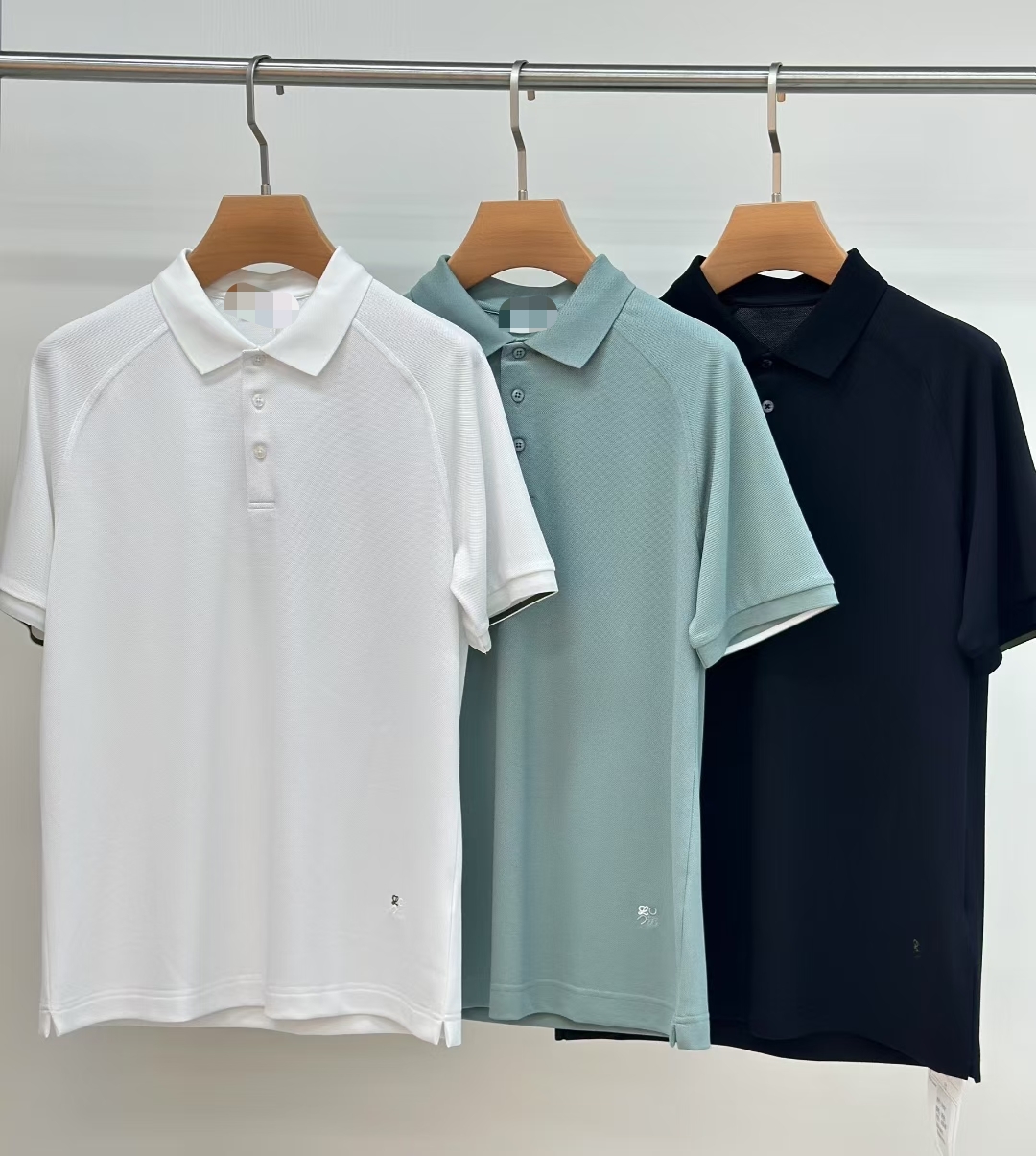 NO:517742,High-quality Luo Yiwei 2025 spring and summer counter latest top-grade mulberry silk short-sleeved polo shirt lapel T-shirt high-end customization and avant-garde design!  Heavy craft design, high-end customized fabric, soft feel, comfortable to wear, exquisite counter-level car line, fine workmanship, invincible and handsome upper body effect!  A must-have item for handsome men!  Number of code M-3XL (178 catties wear L slim fit, maximum wear 190 catties), loewe, T-shirt,tees, t-shirt,alexander wang19860909高品质 罗意威 2025春夏专柜最新款顶级桑蚕丝短袖polo衫翻领T恤 高端订制 设计前卫！重工艺设计 高端订制面料.手感柔软.穿着舒适.专柜级别精致车线.做工精细.上身效果无敌帅气！型男必备单品！码数M-3XL（178 斤穿L修身 最大穿190斤）,,loewe,T-shirt,tees，t-shirt,alexander wang,Men's clothing